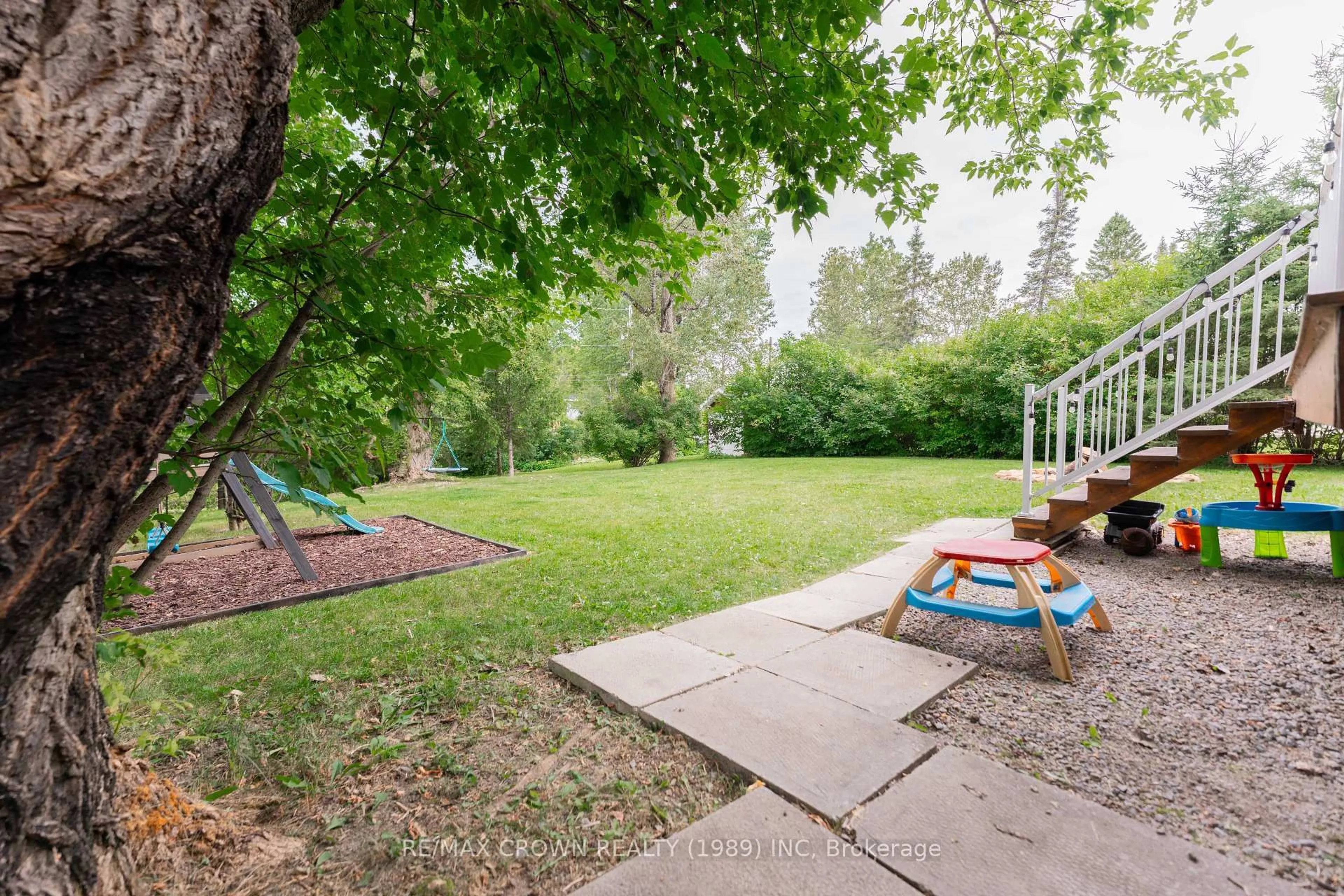 Patio, street for 7 Sussex Pl, Kapuskasing Ontario P5N 1M3