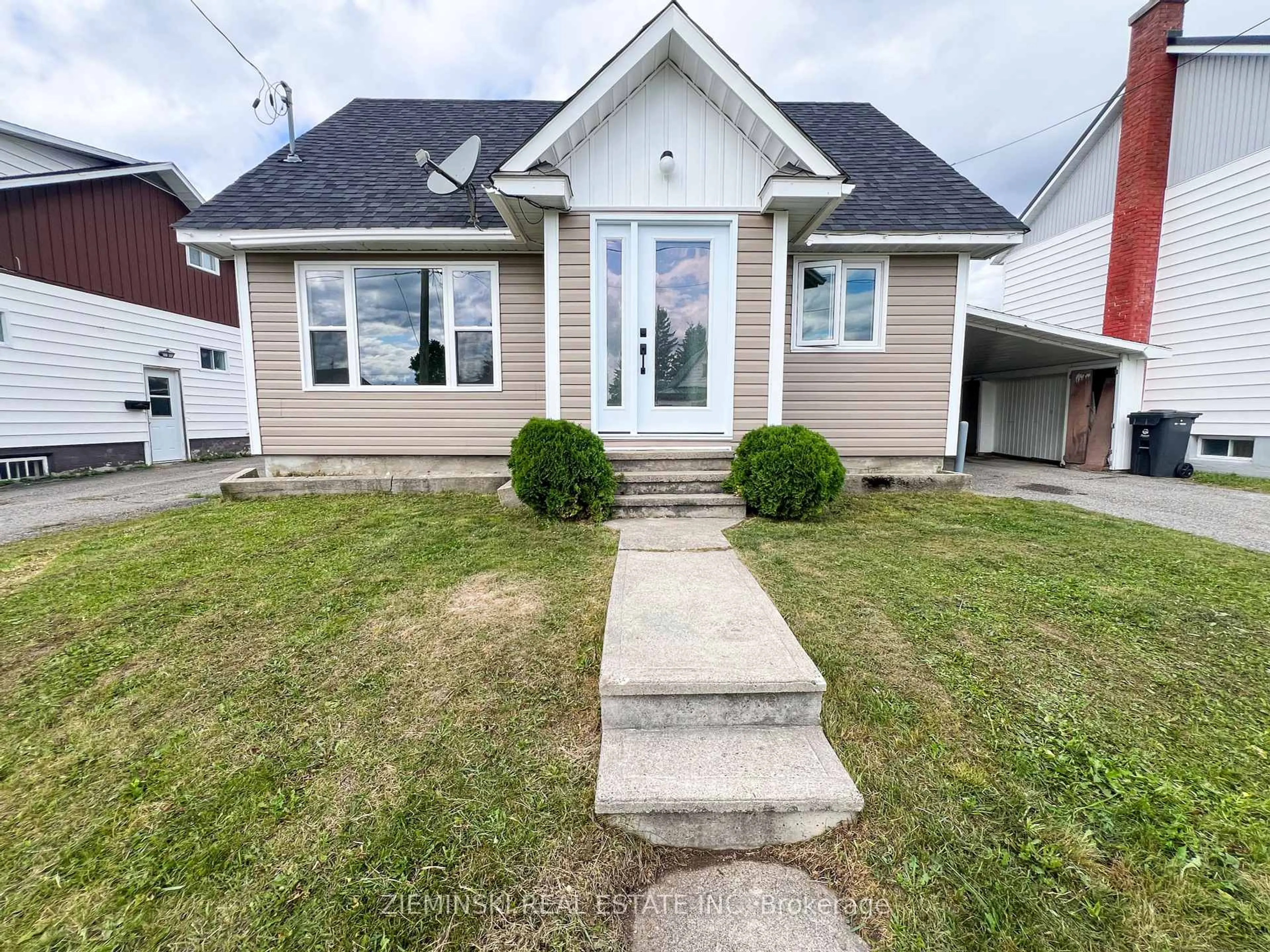 Home with vinyl exterior material, street for 198 Marion St, Iroquois Falls Ontario P0K 1G0