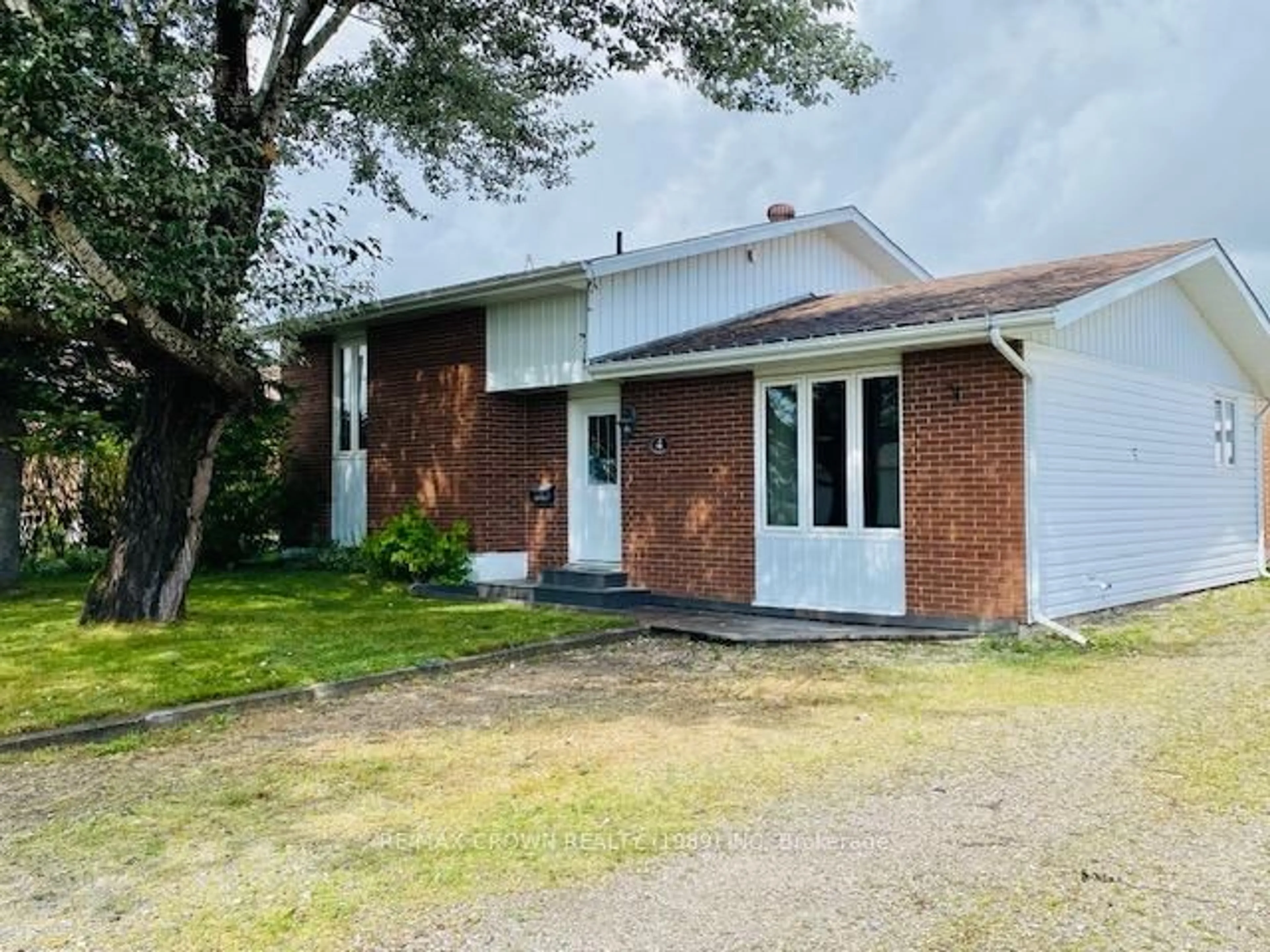 A pic from outside/outdoor area/front of a property/back of a property/a pic from drone, street for 4 Murray St, Kapuskasing Ontario P5N 3B2