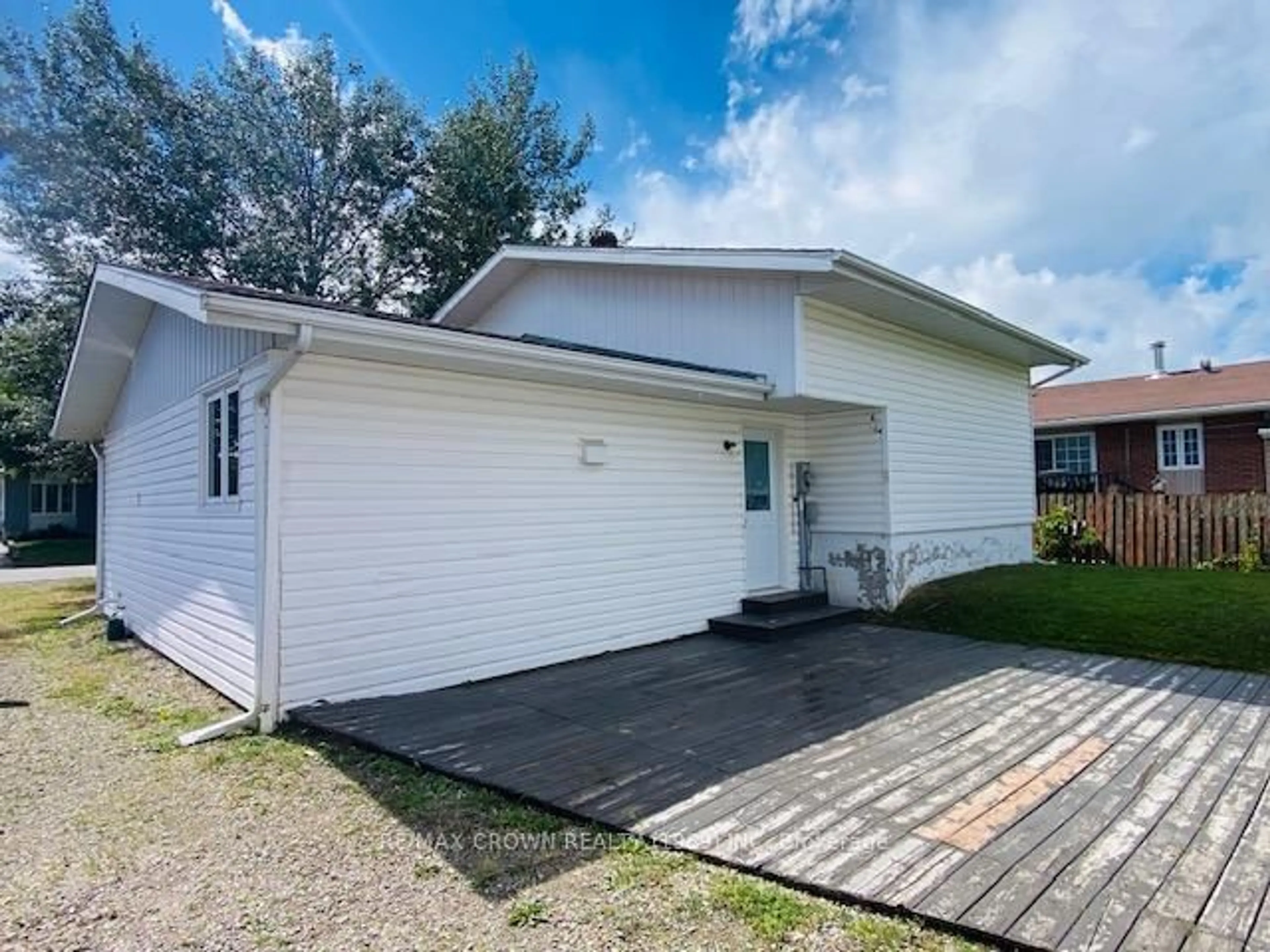 Home with vinyl exterior material, street for 4 Murray St, Kapuskasing Ontario P5N 3B2