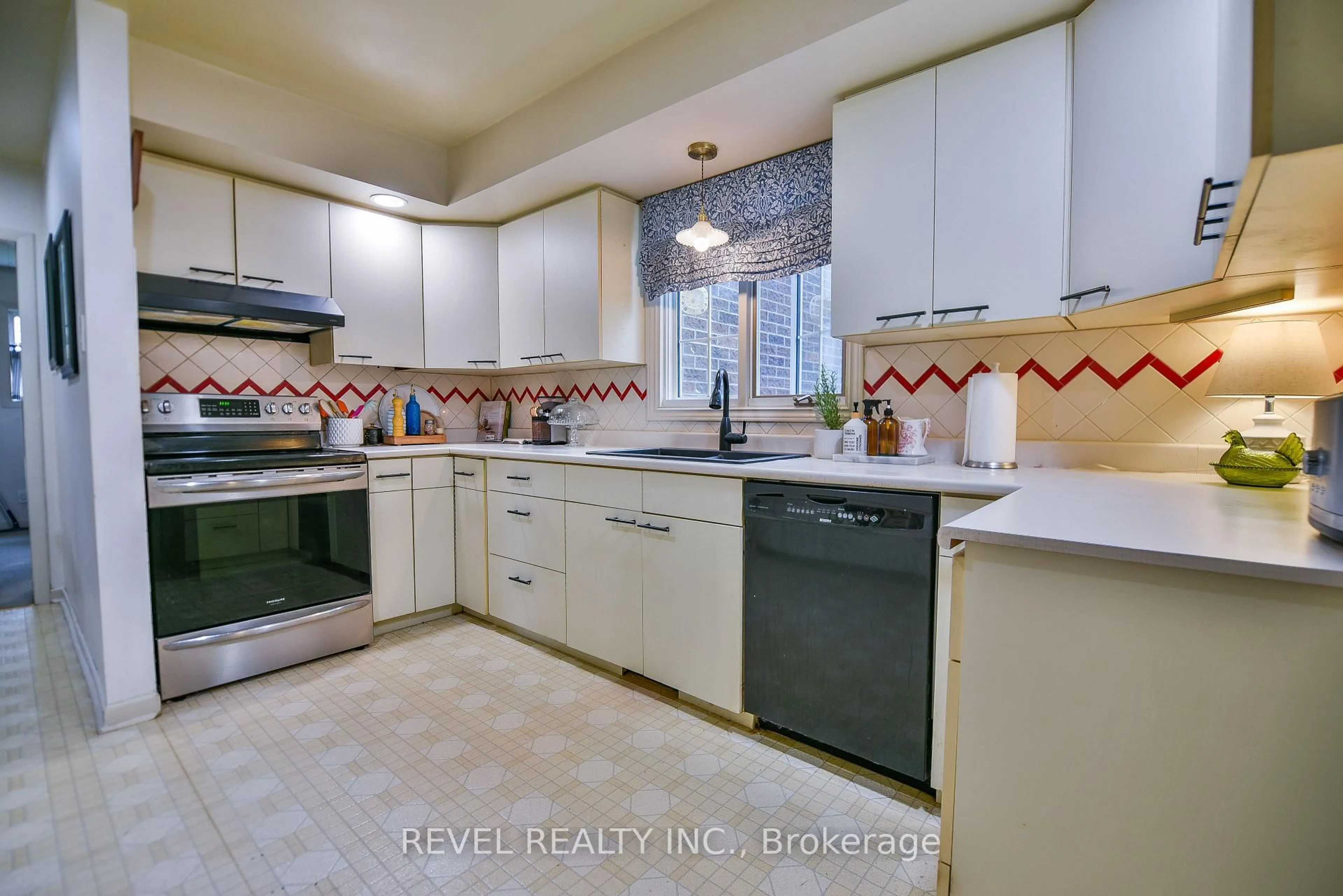 Unknown for 675 Hart St, Timmins Ontario P4N 6Y1