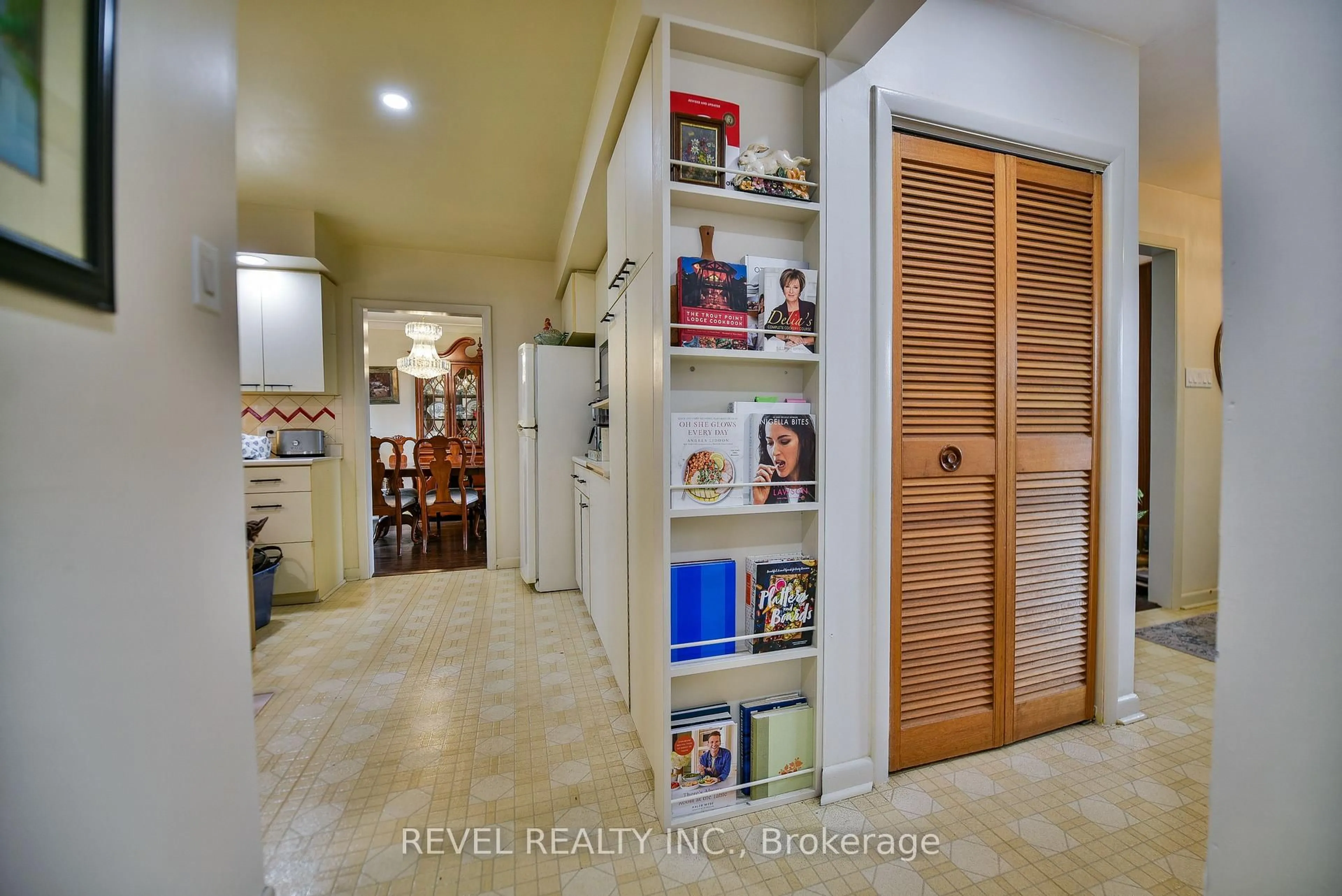 Indoor foyer for 675 Hart St, Timmins Ontario P4N 6Y1