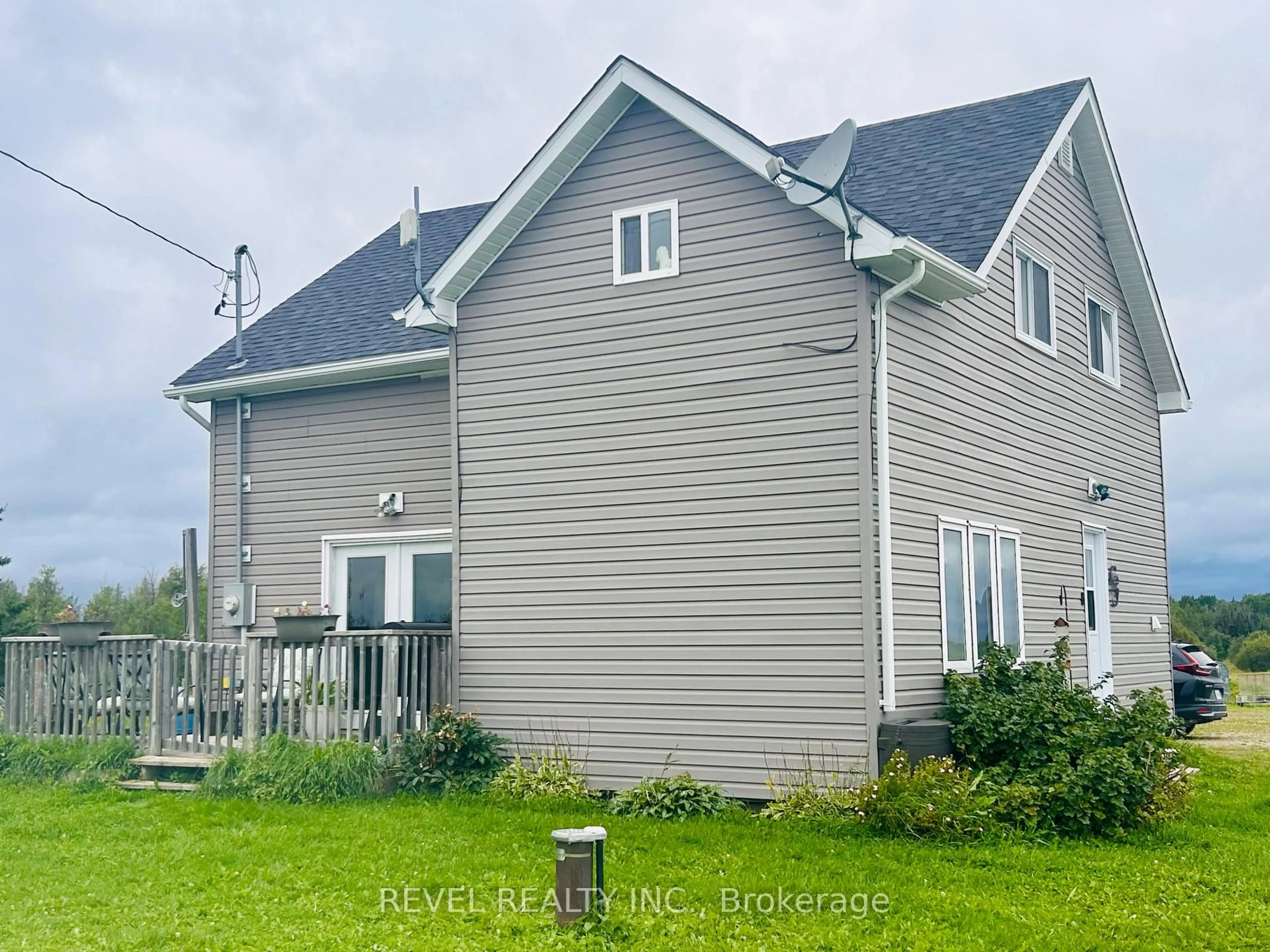 Home with vinyl exterior material, building for 1105 4 & 5 Glackmeyer Concession, Cochrane Ontario P0L 1C0