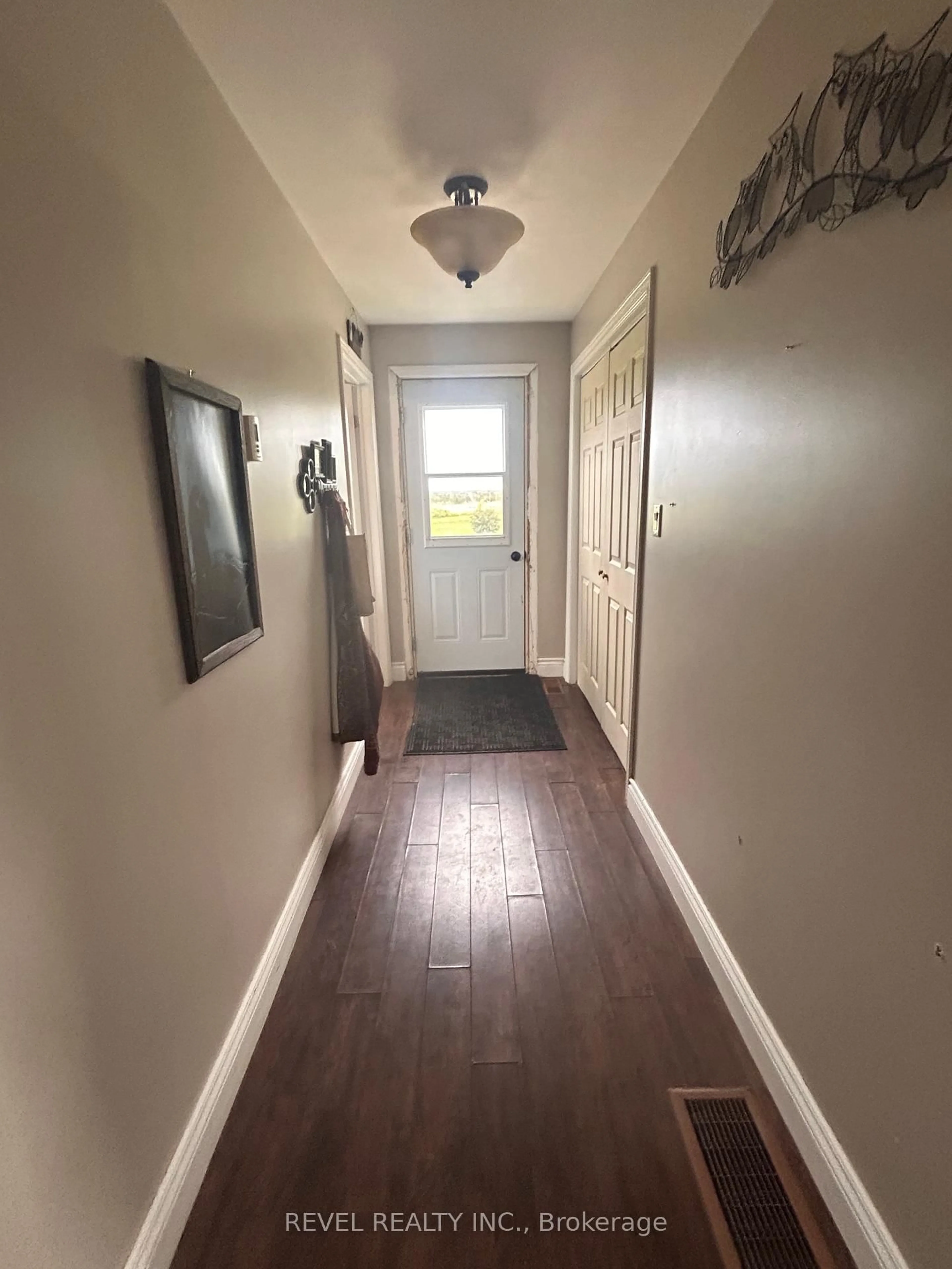 Indoor entryway for 1105 4 & 5 Glackmeyer Concession, Cochrane Ontario P0L 1C0