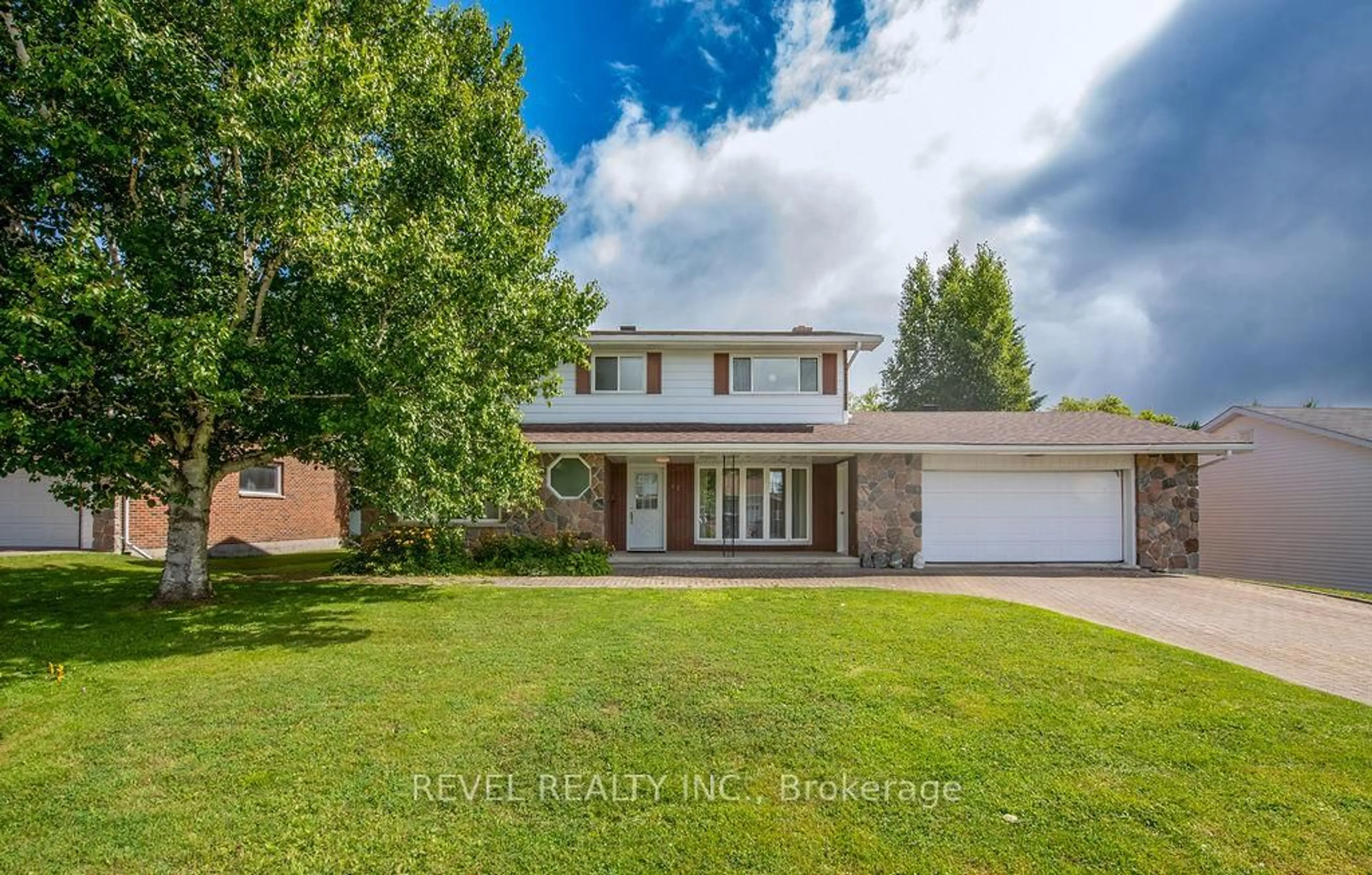 A pic from outside/outdoor area/front of a property/back of a property/a pic from drone, street for 624 Cedar St, Timmins Ontario P4N 6K4