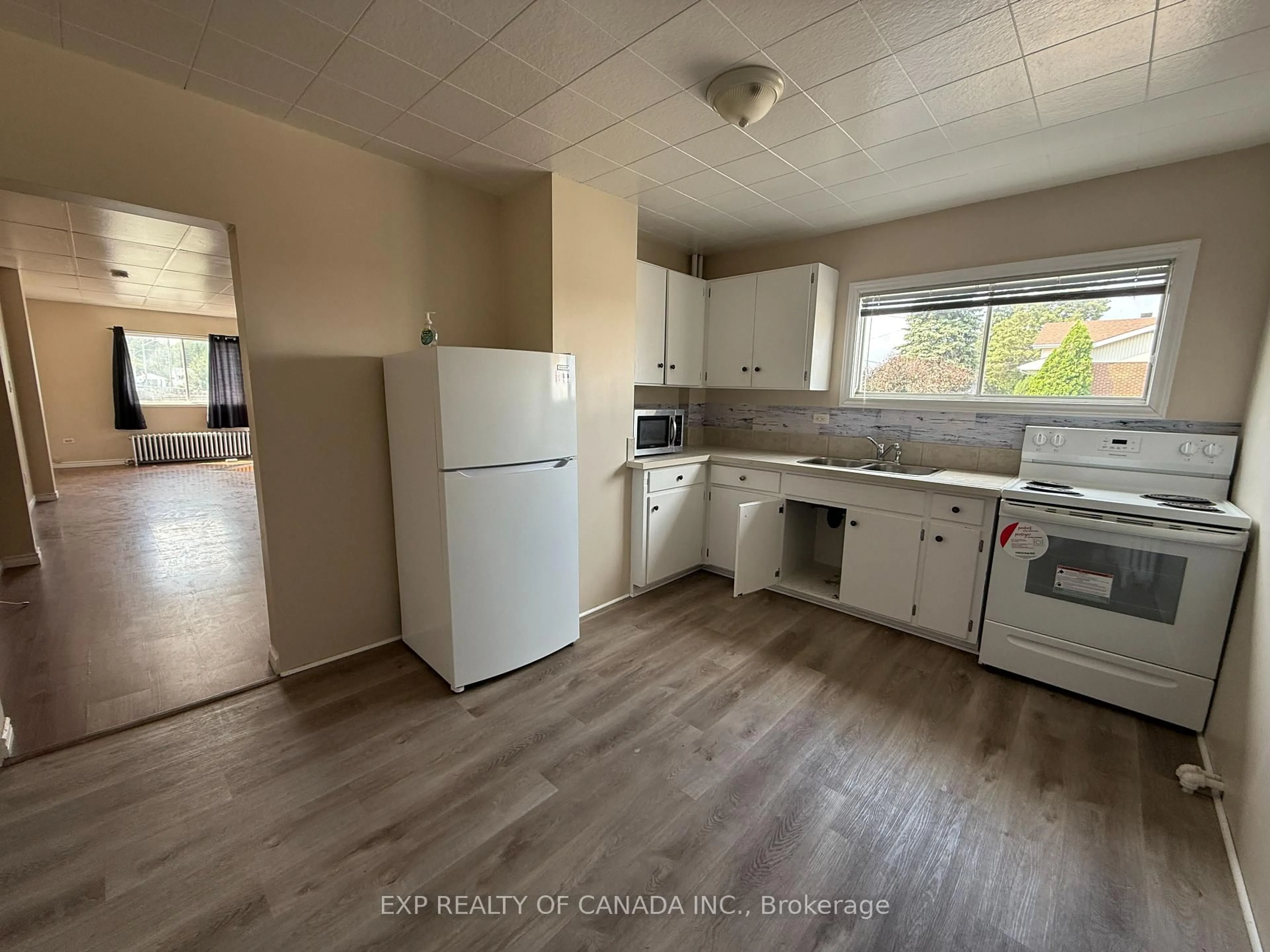 Standard kitchen, unknown for 187 Moore St, Timmins Ontario P0N 1H0