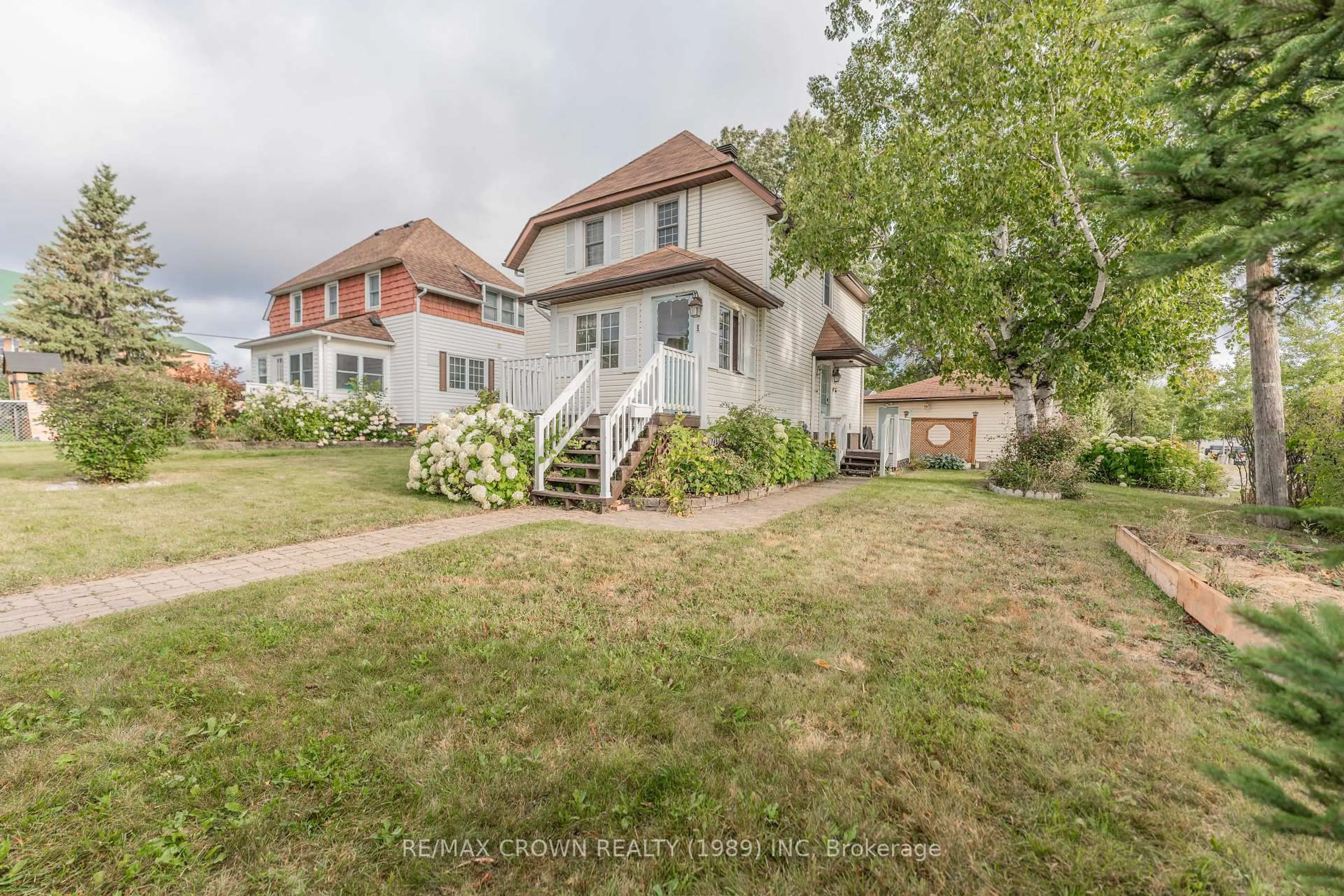 A pic from outside/outdoor area/front of a property/back of a property/a pic from drone, street for 6 Drury St, Kapuskasing Ontario P5N 1K8