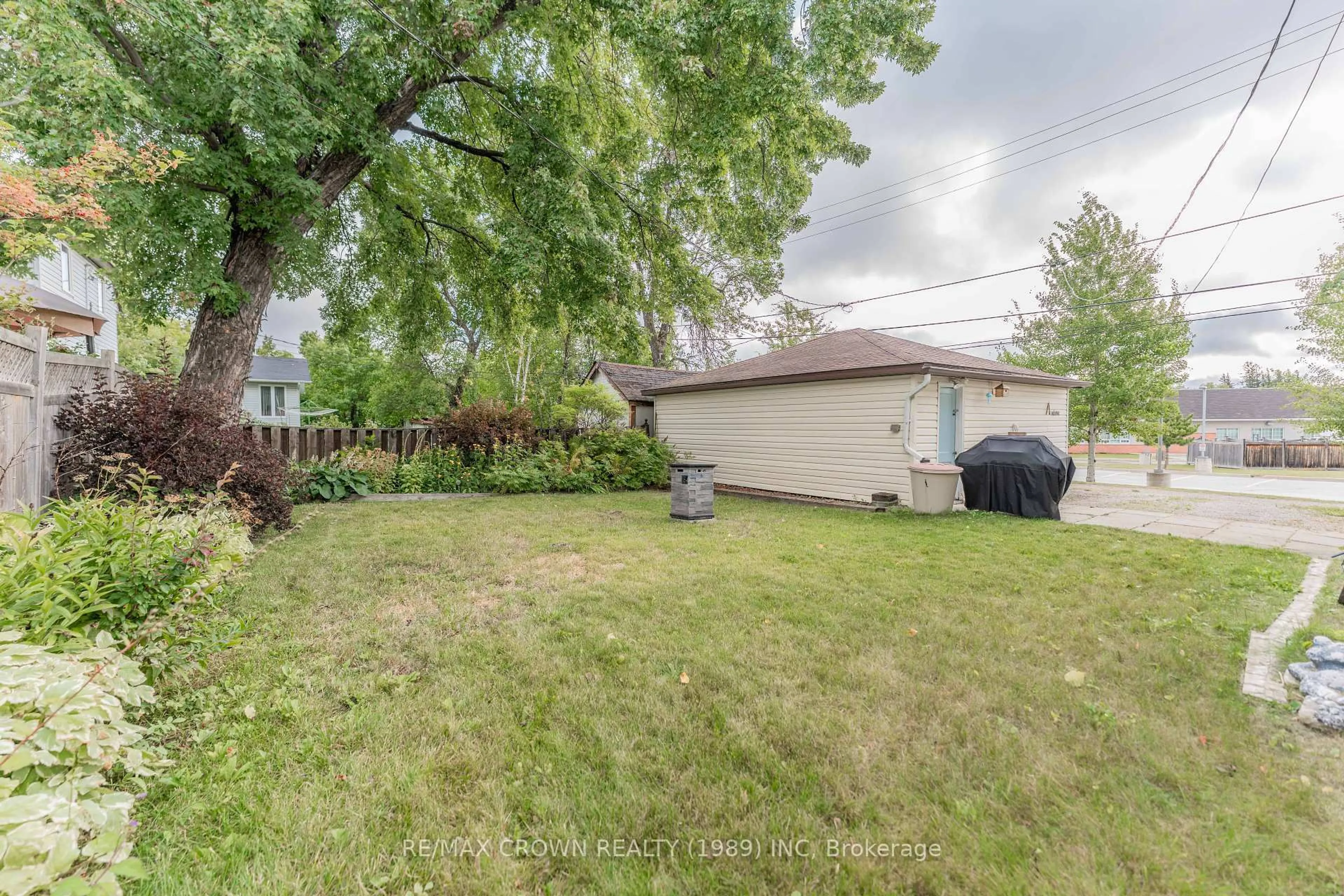 A pic from outside/outdoor area/front of a property/back of a property/a pic from drone, street for 6 Drury St, Kapuskasing Ontario P5N 1K8