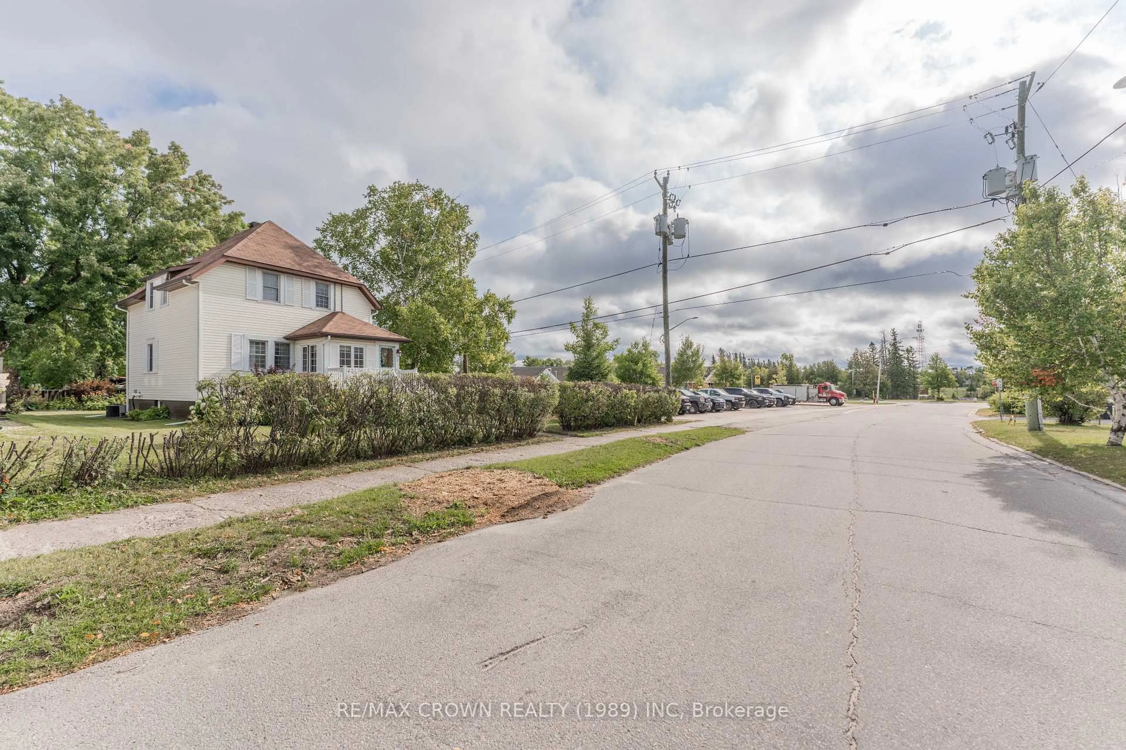 A pic from outside/outdoor area/front of a property/back of a property/a pic from drone, street for 6 Drury St, Kapuskasing Ontario P5N 1K8