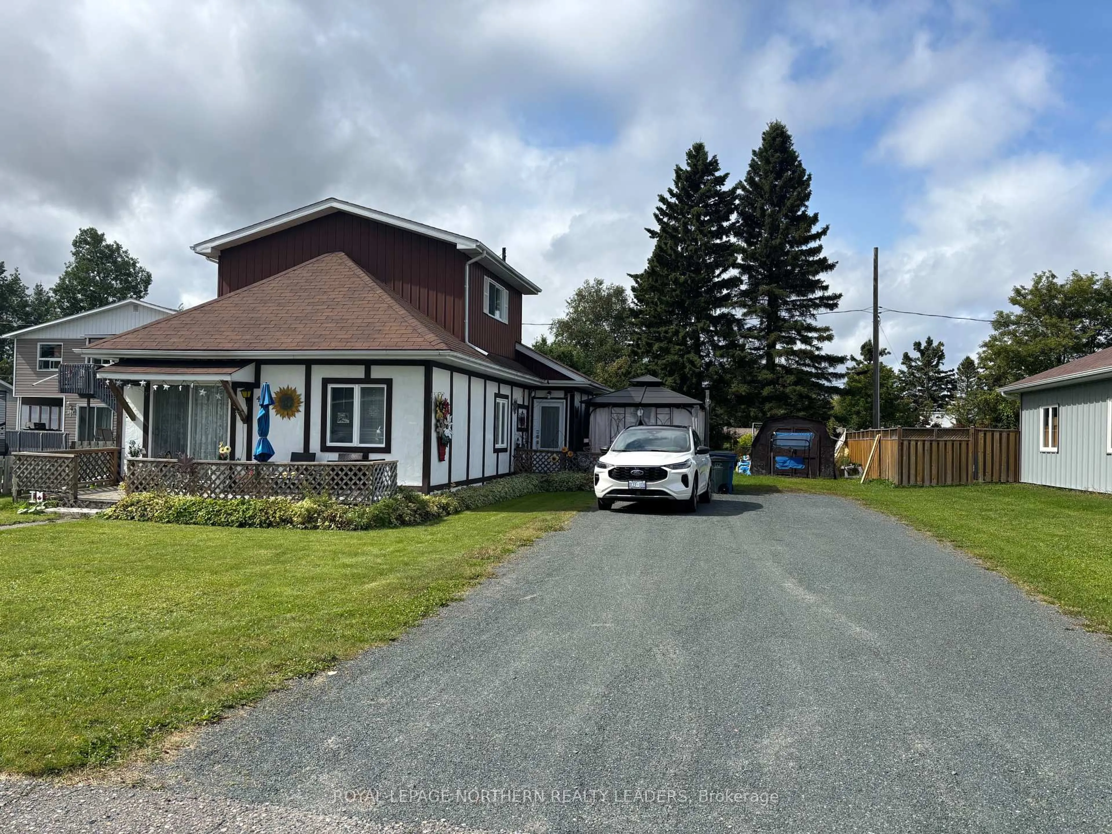 A pic from outside/outdoor area/front of a property/back of a property/a pic from drone, street for 411 Tenth Ave, Cochrane Ontario P0L 1C0