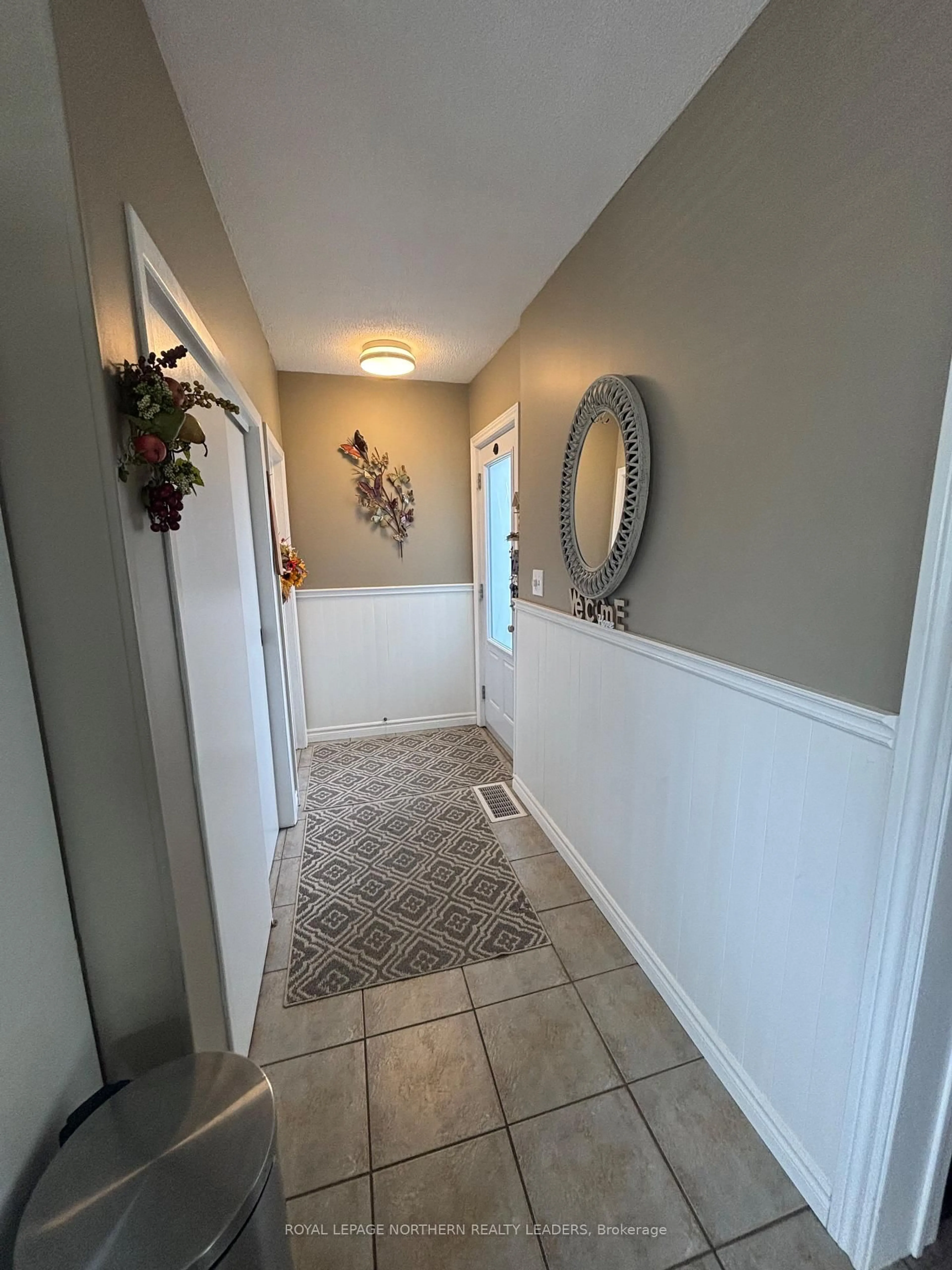 Indoor entryway for 411 Tenth Ave, Cochrane Ontario P0L 1C0