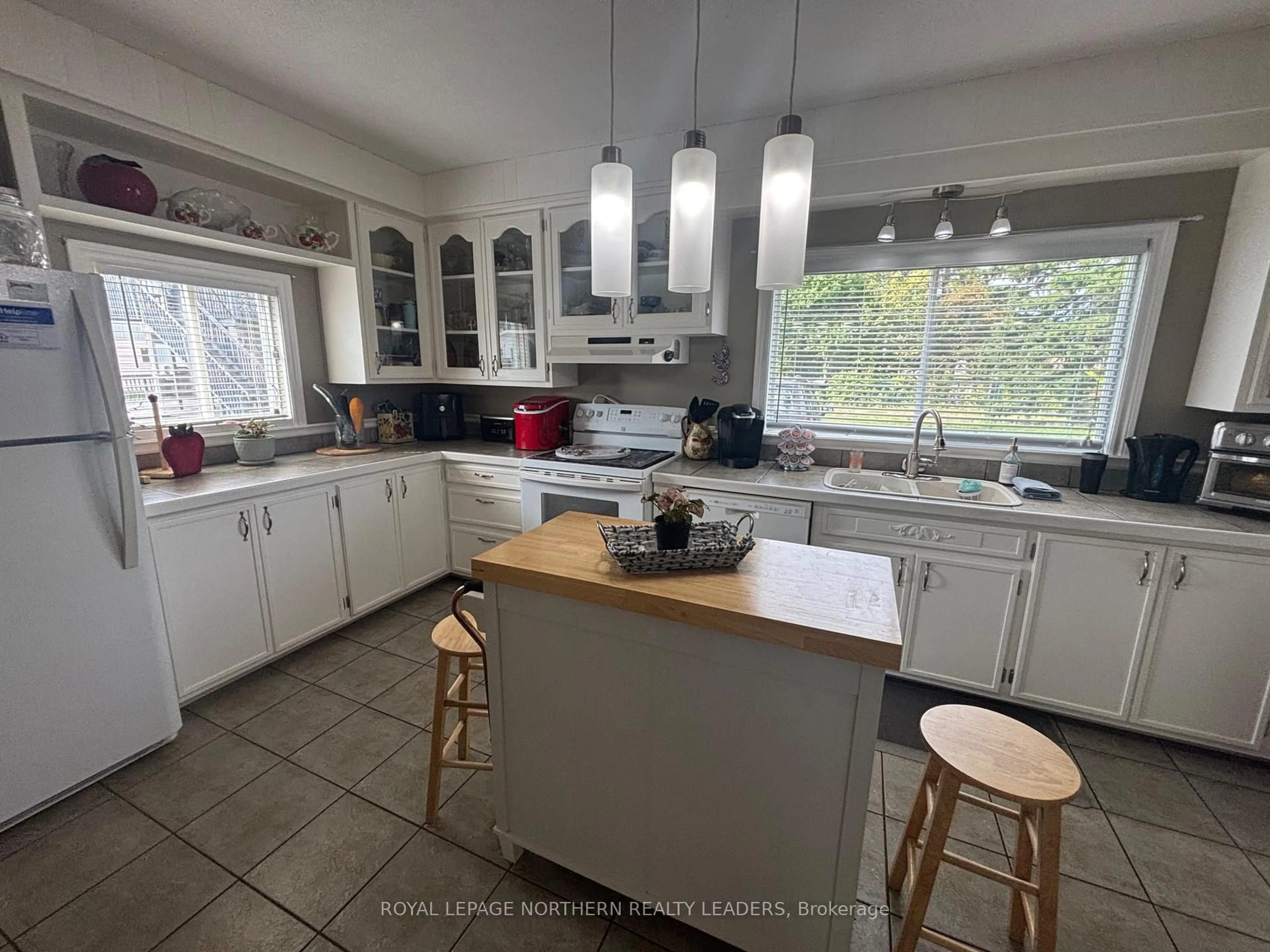 Open concept kitchen, ceramic/tile floor for 411 Tenth Ave, Cochrane Ontario P0L 1C0