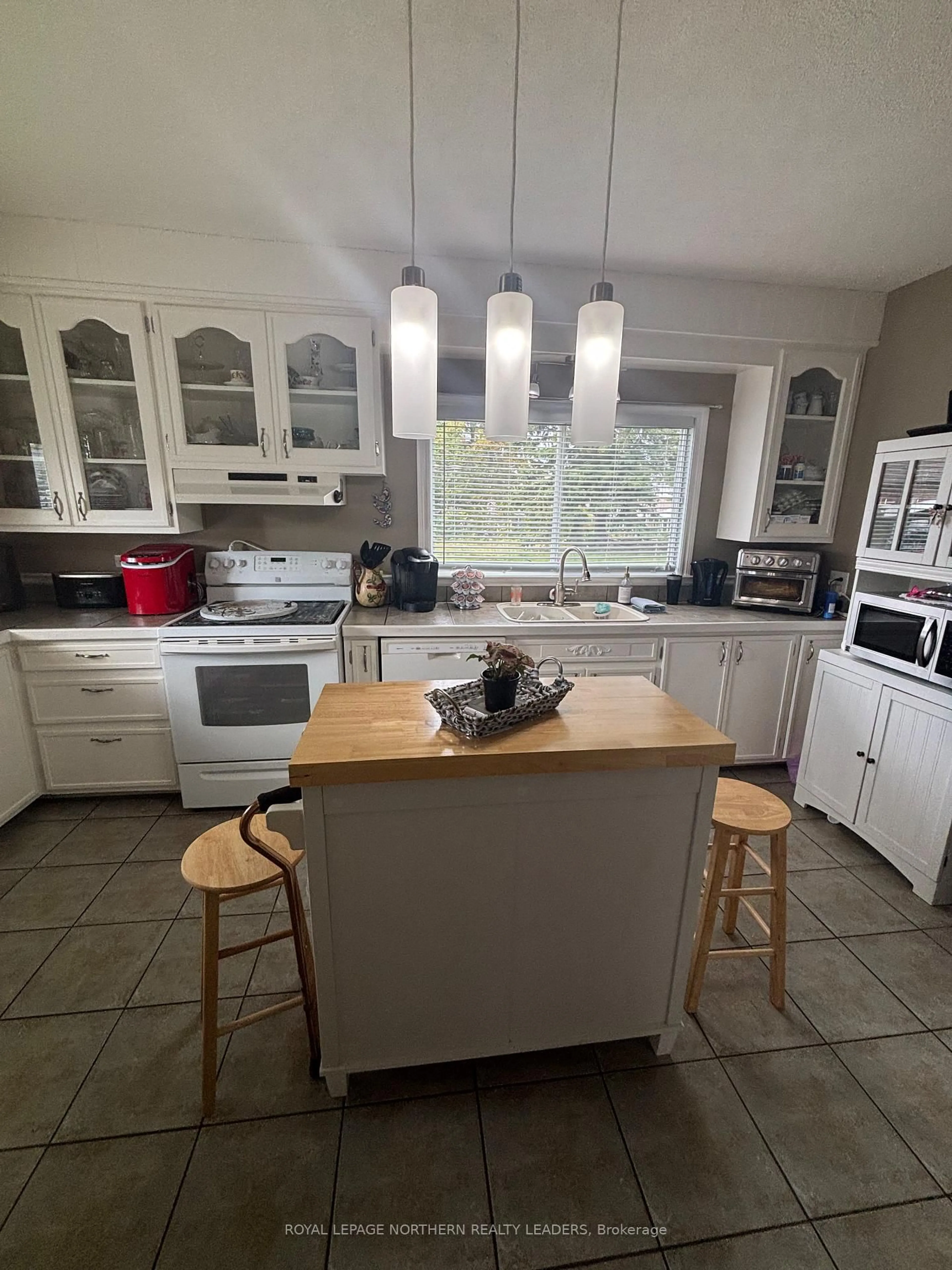 Open concept kitchen, unknown for 411 Tenth Ave, Cochrane Ontario P0L 1C0