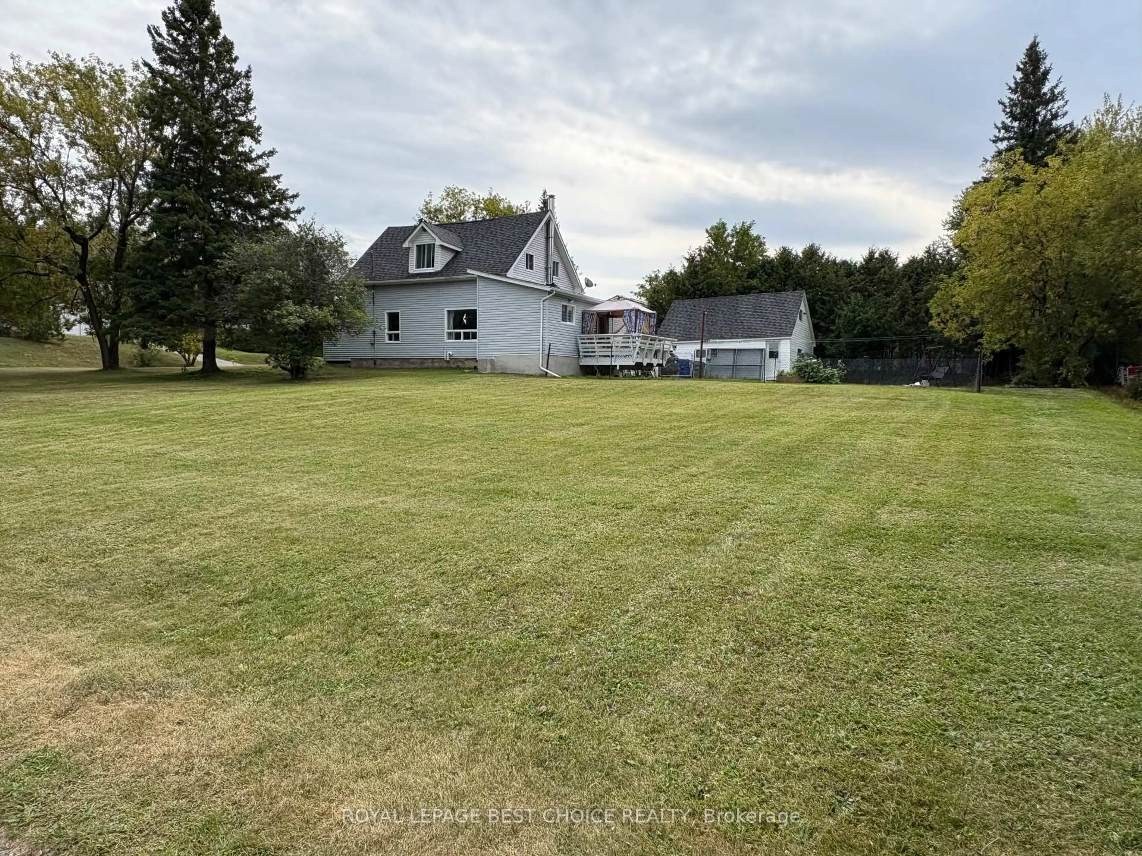 A pic from outside/outdoor area/front of a property/back of a property/a pic from drone, water/lake/river/ocean view for 133 Carter Blvd, Temiskaming Shores Ontario P0J 1R0