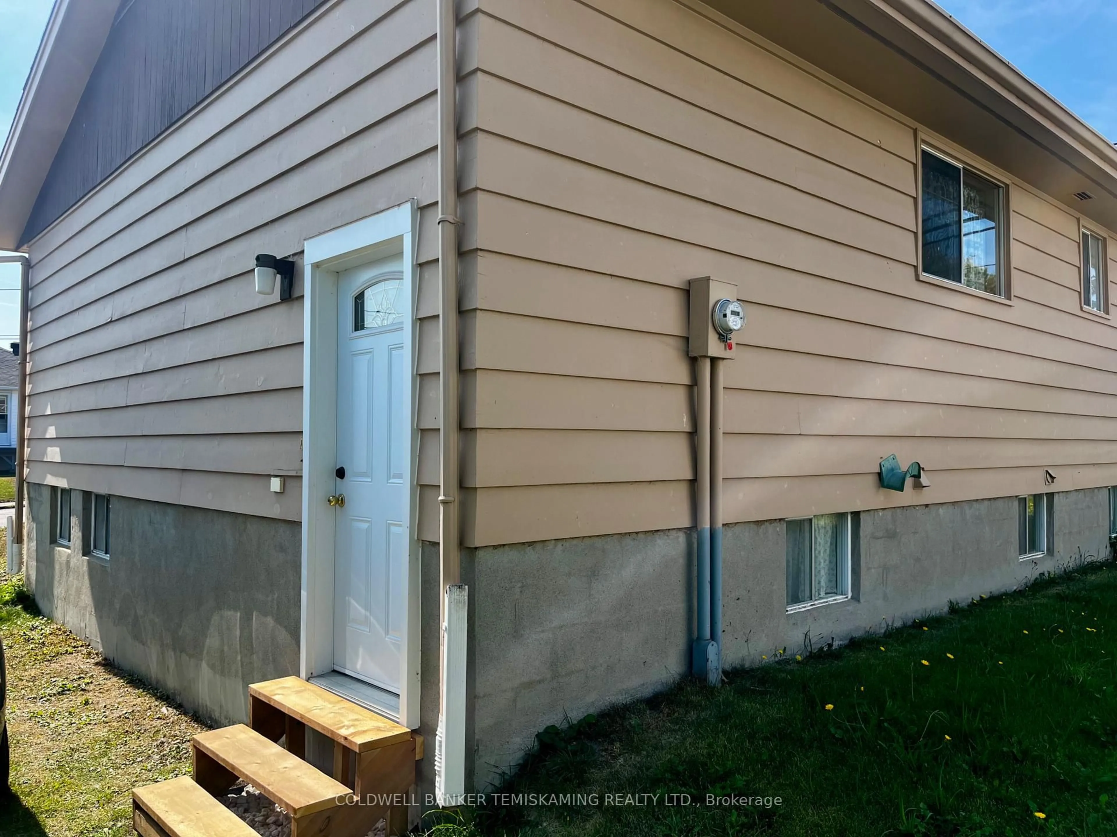 Home with vinyl exterior material, building for 397 Russell St, Temiskaming Shores Ontario P0J 1K0