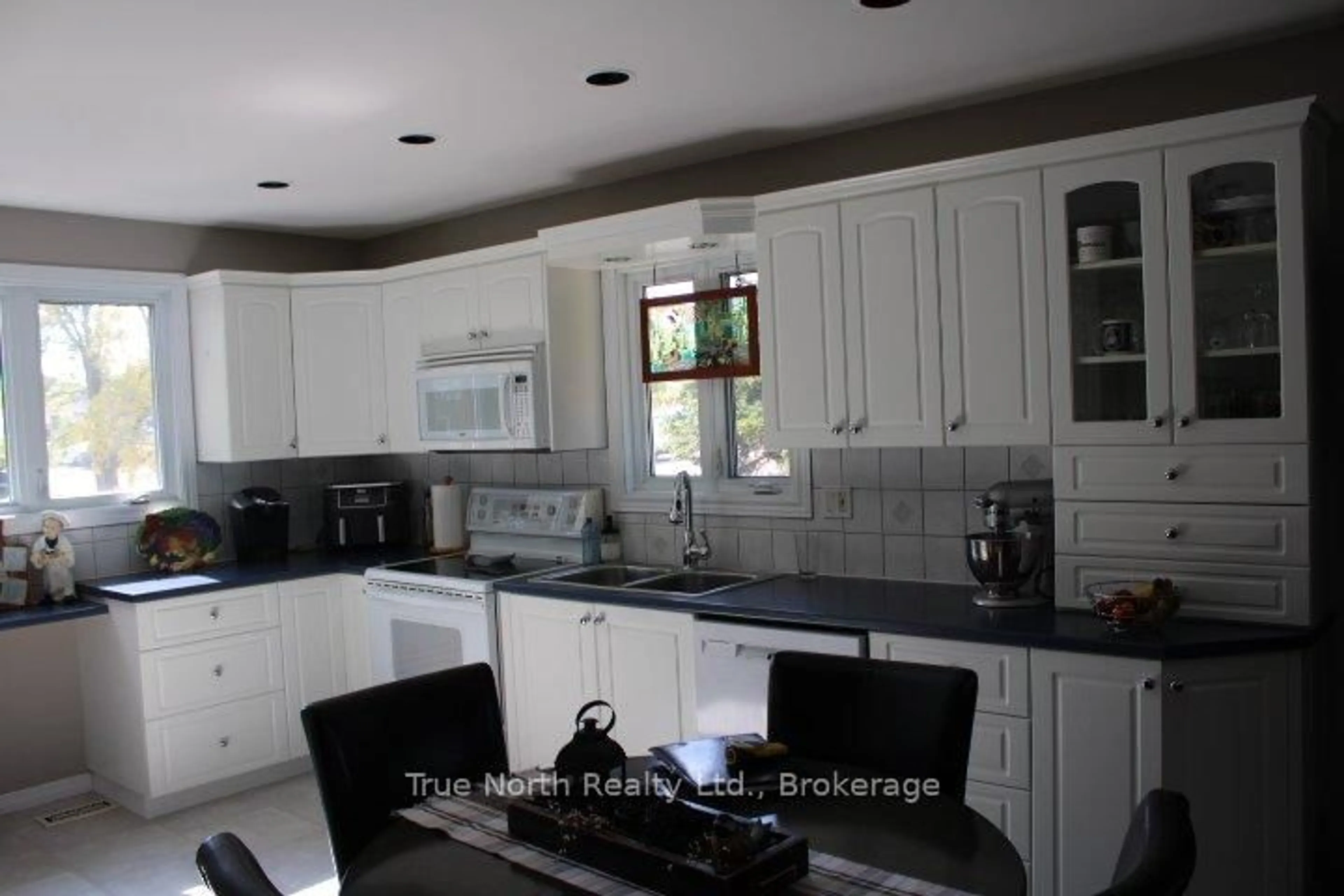 Open concept kitchen, ceramic/tile floor for 2 Murdock St, Kapuskasing Ontario P5N 1H7