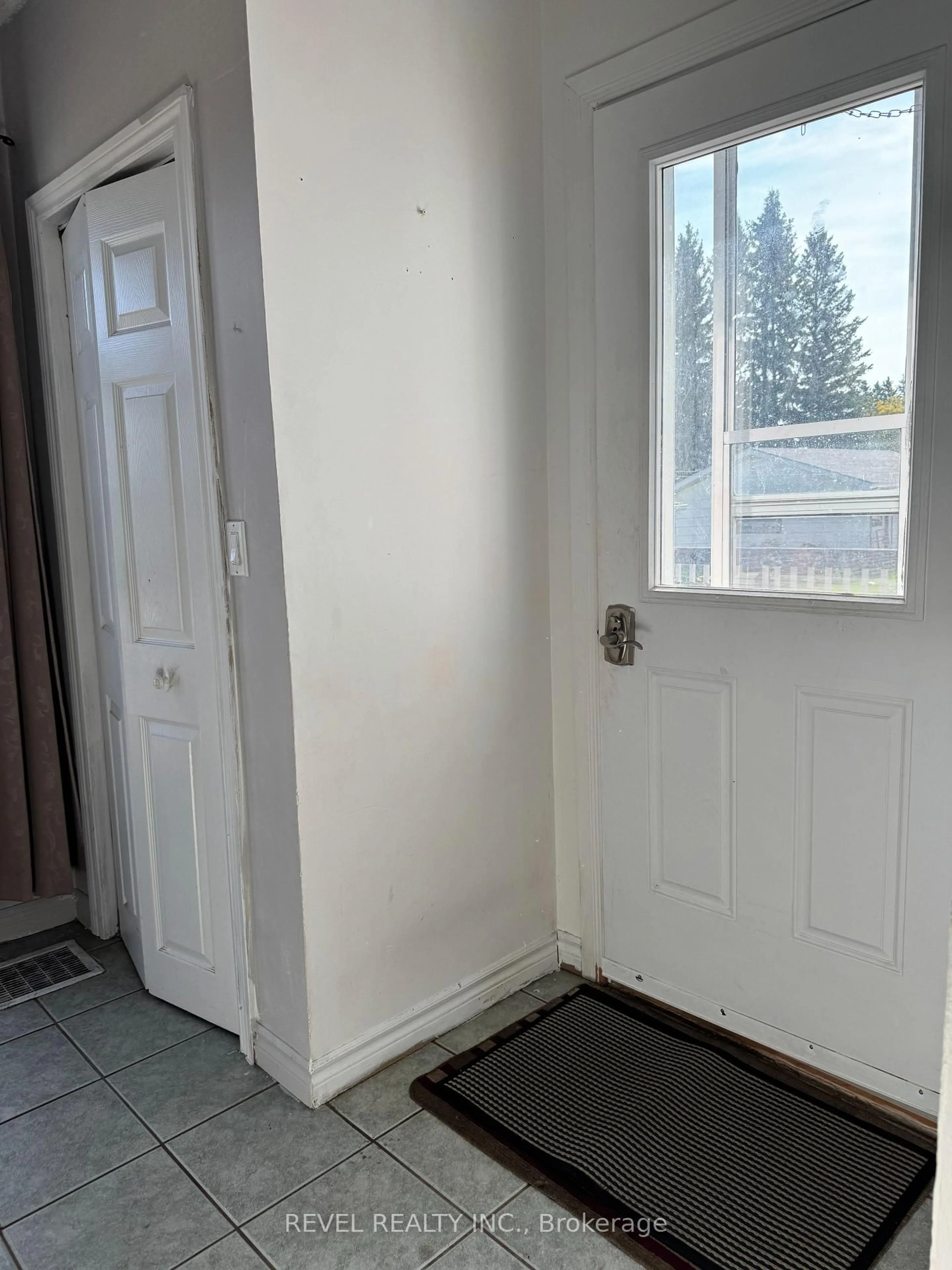 Indoor entryway for 85 Fifth St, Smooth Rock Falls Ontario P0L 2B0