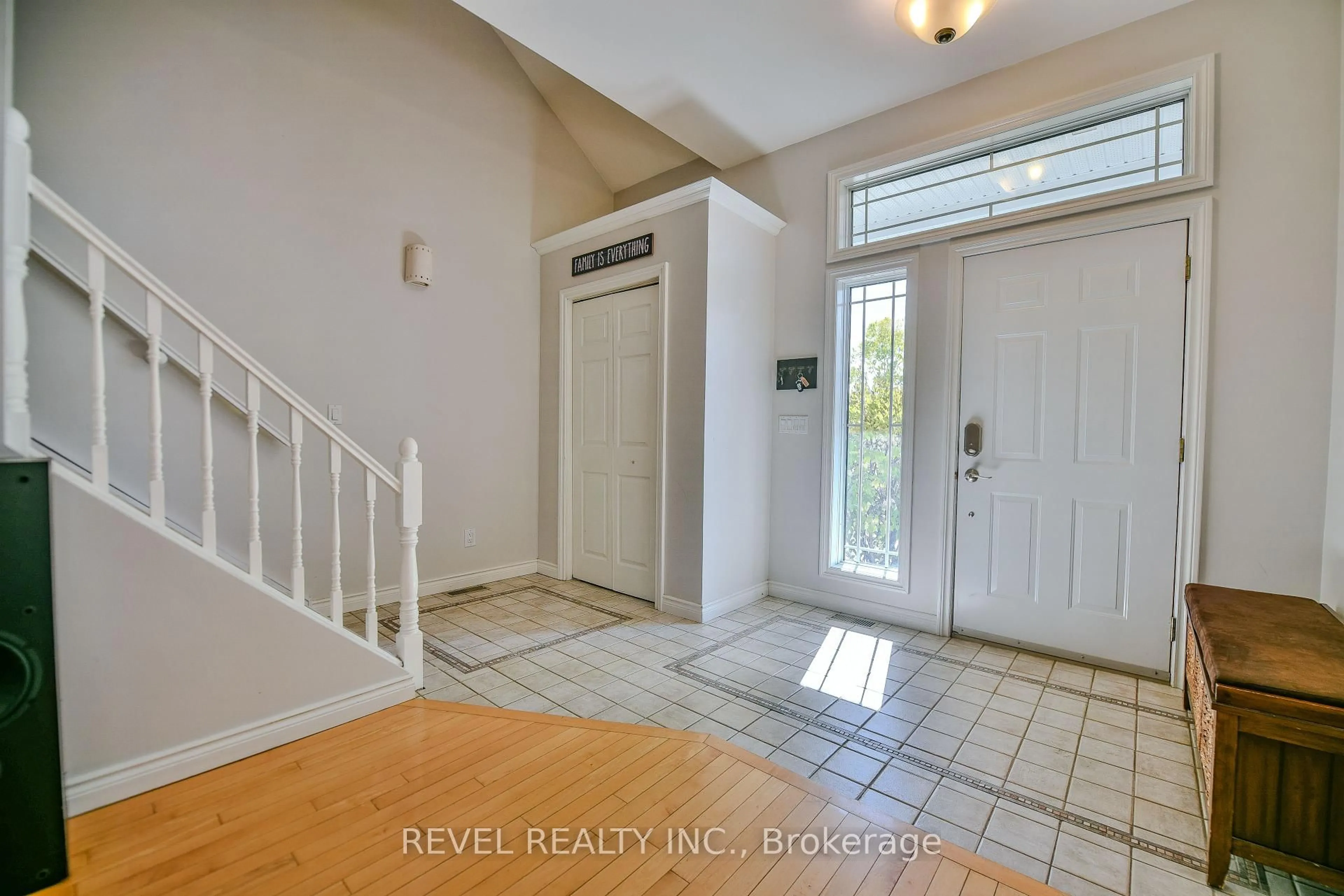 Indoor entryway for 52 Castlewood Ave, Timmins Ontario P4R 1L5