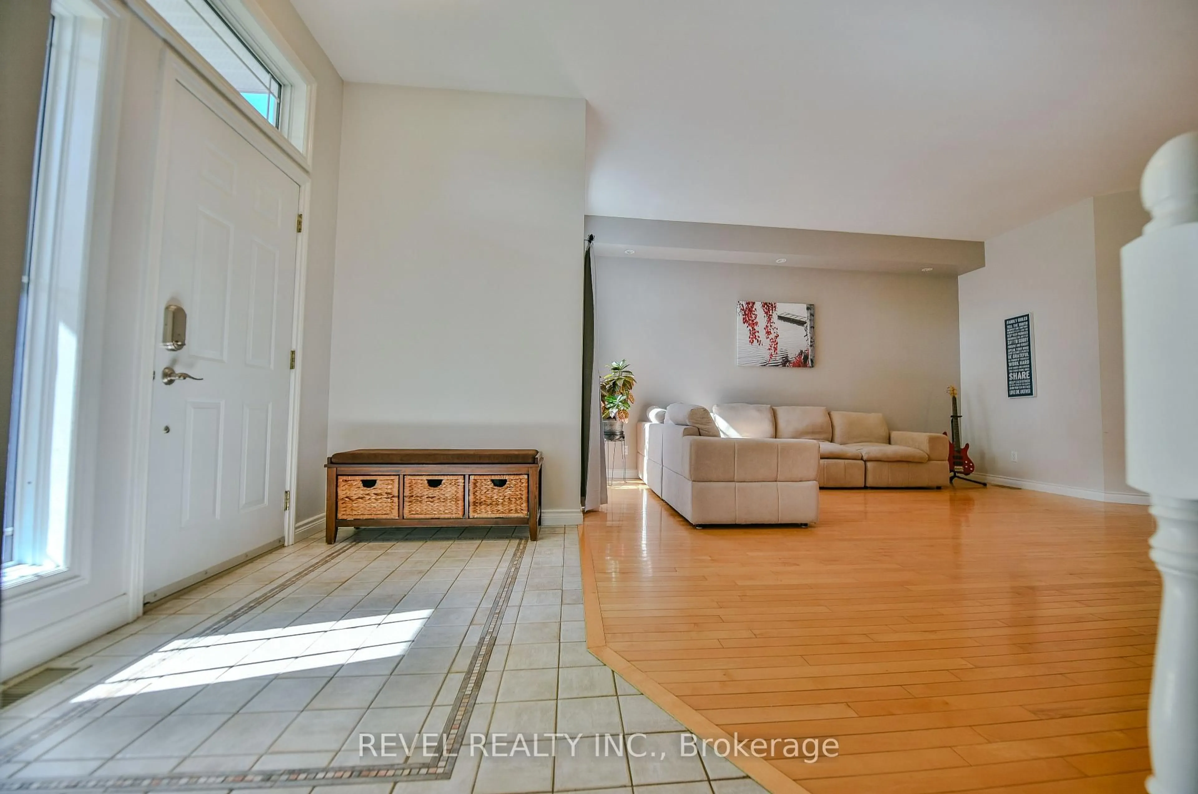 Indoor entryway for 52 Castlewood Ave, Timmins Ontario P4R 1L5