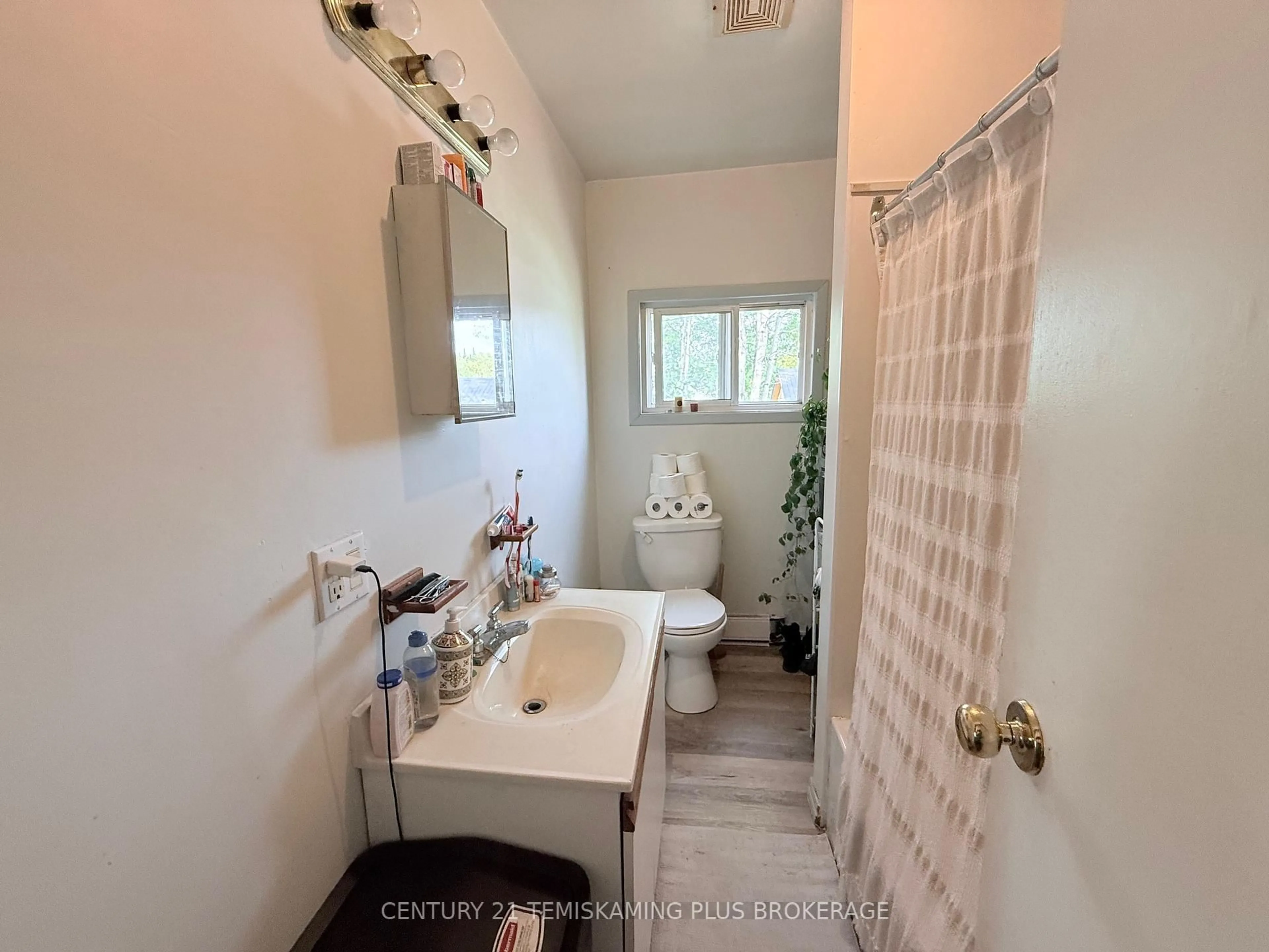 Standard bathroom, ceramic/tile floor for 1&3 Colville St, Kirkland Lake Ontario P0K 1X0