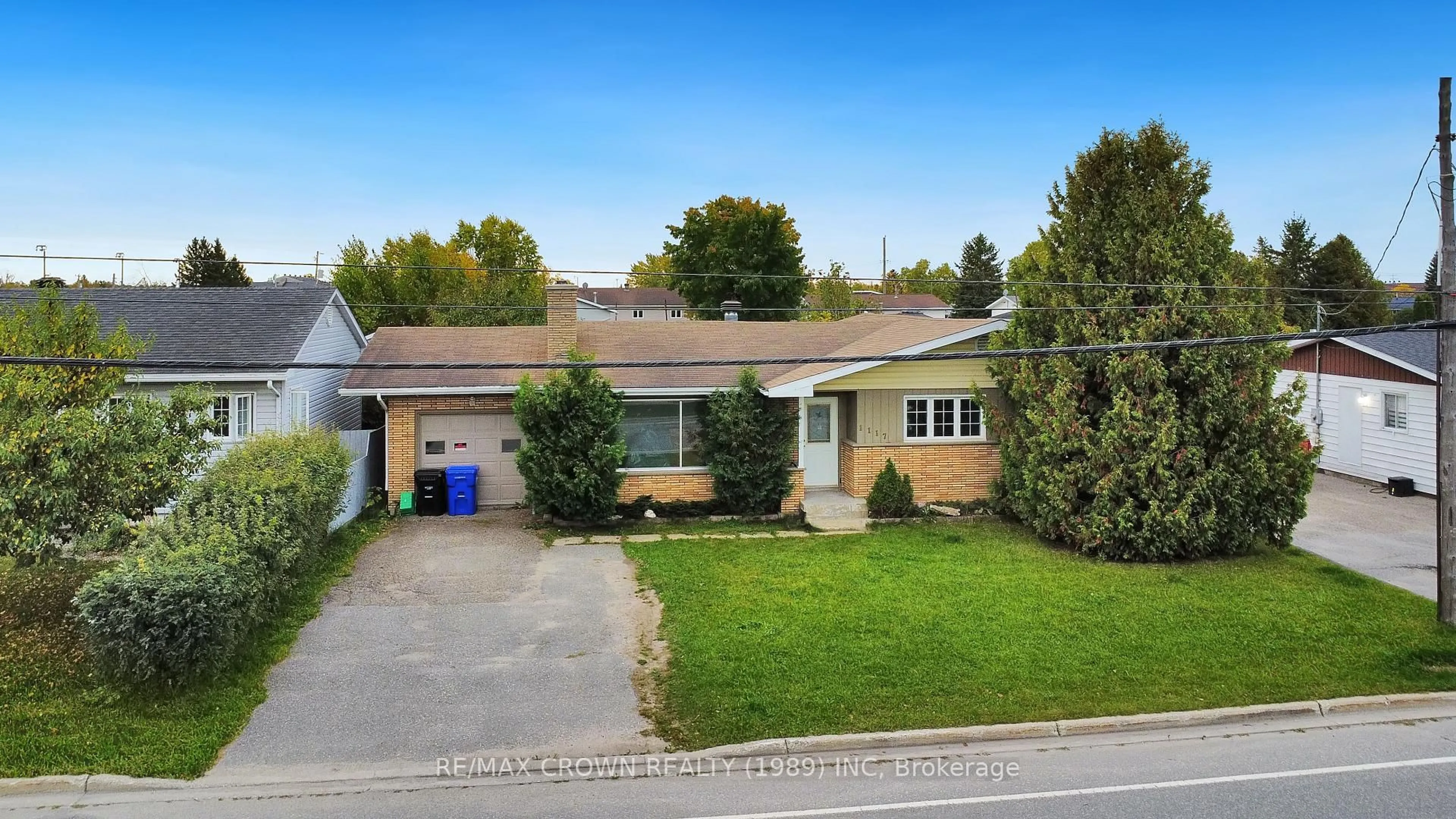 A pic from outside/outdoor area/front of a property/back of a property/a pic from drone, street for 1117 Prince St, Hearst Ontario P0L 1N0