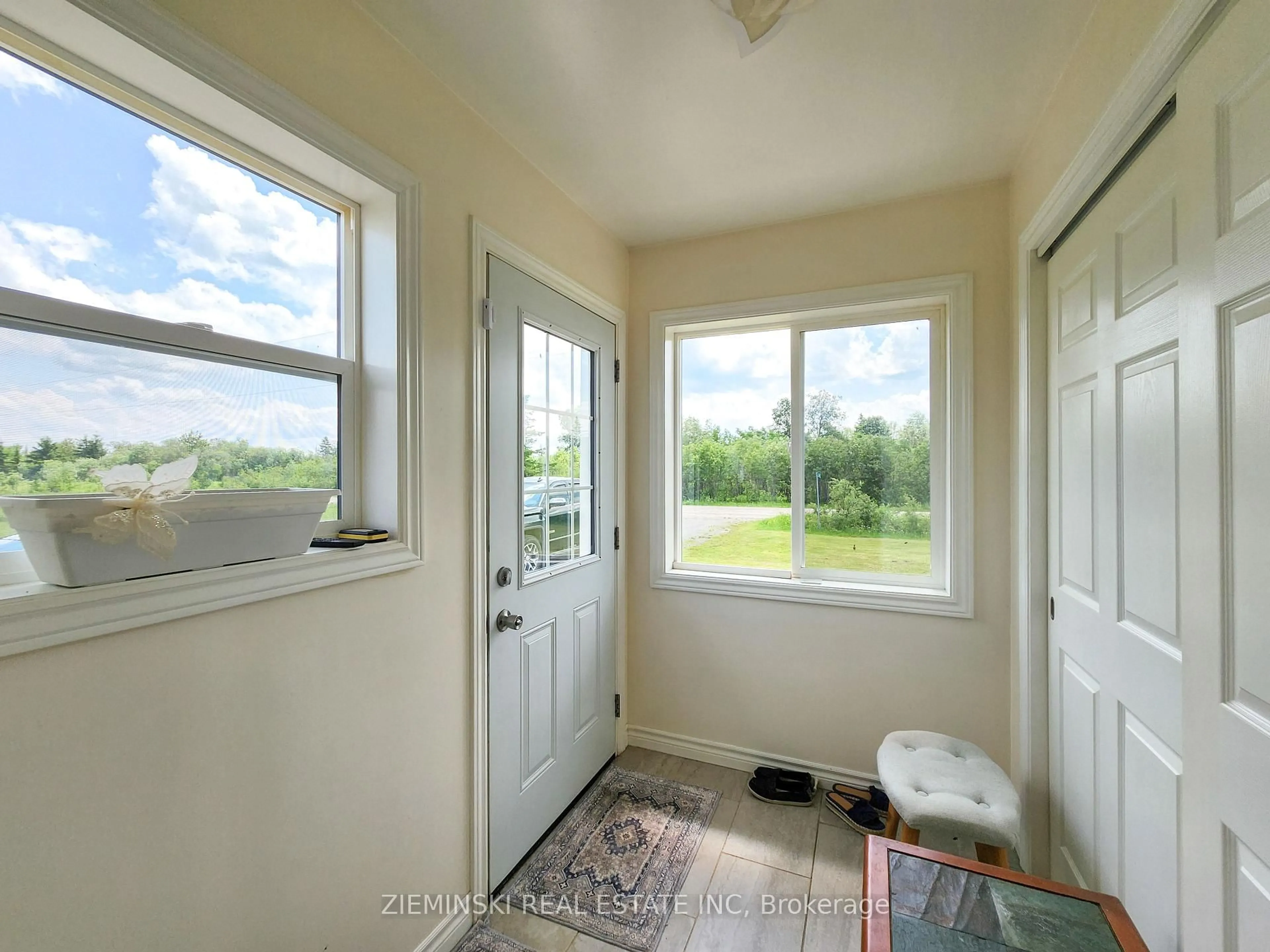 Indoor entryway for 545 Silver Queen Lake Rd, Cochrane Ontario P0L 1C0