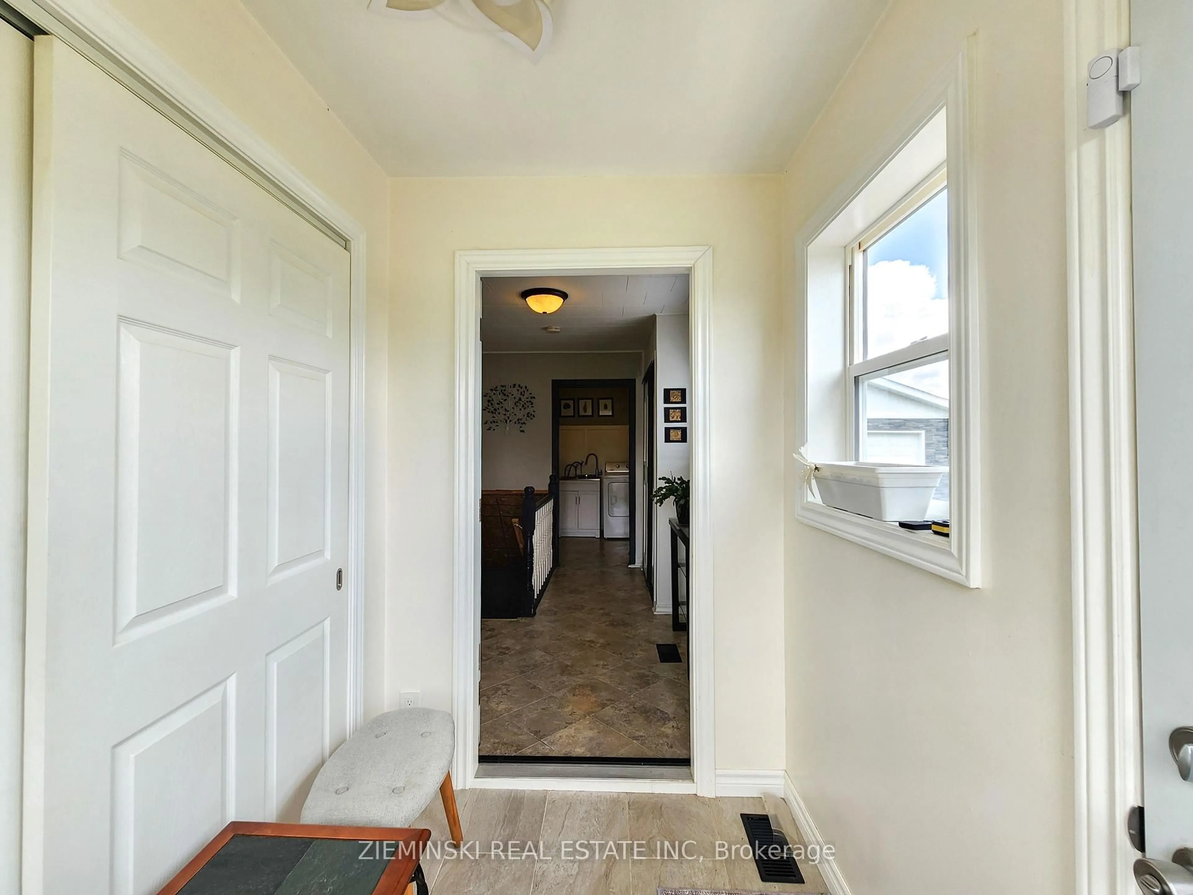 Indoor entryway for 545 Silver Queen Lake Rd, Cochrane Ontario P0L 1C0