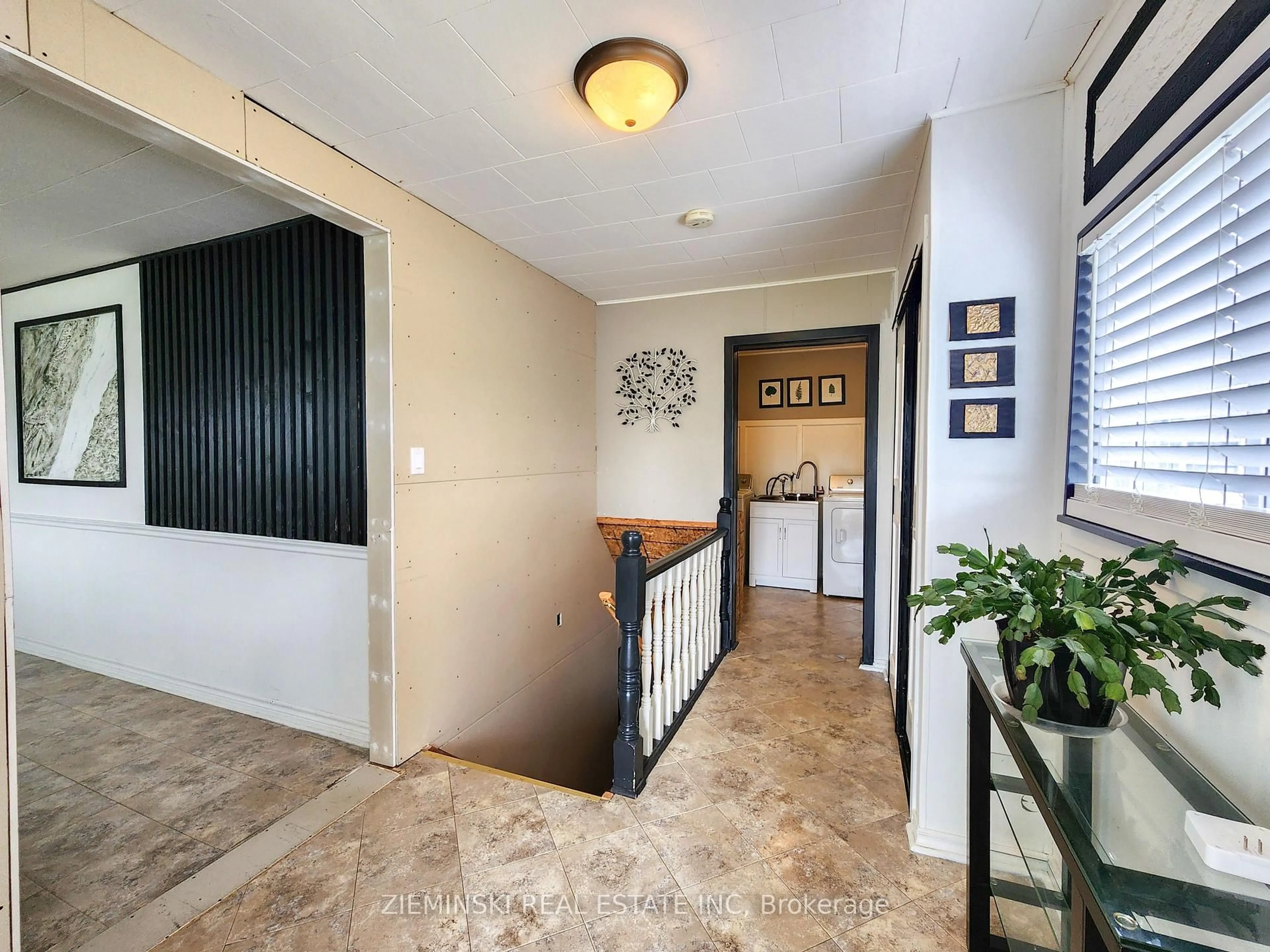 Indoor foyer for 545 Silver Queen Lake Rd, Cochrane Ontario P0L 1C0