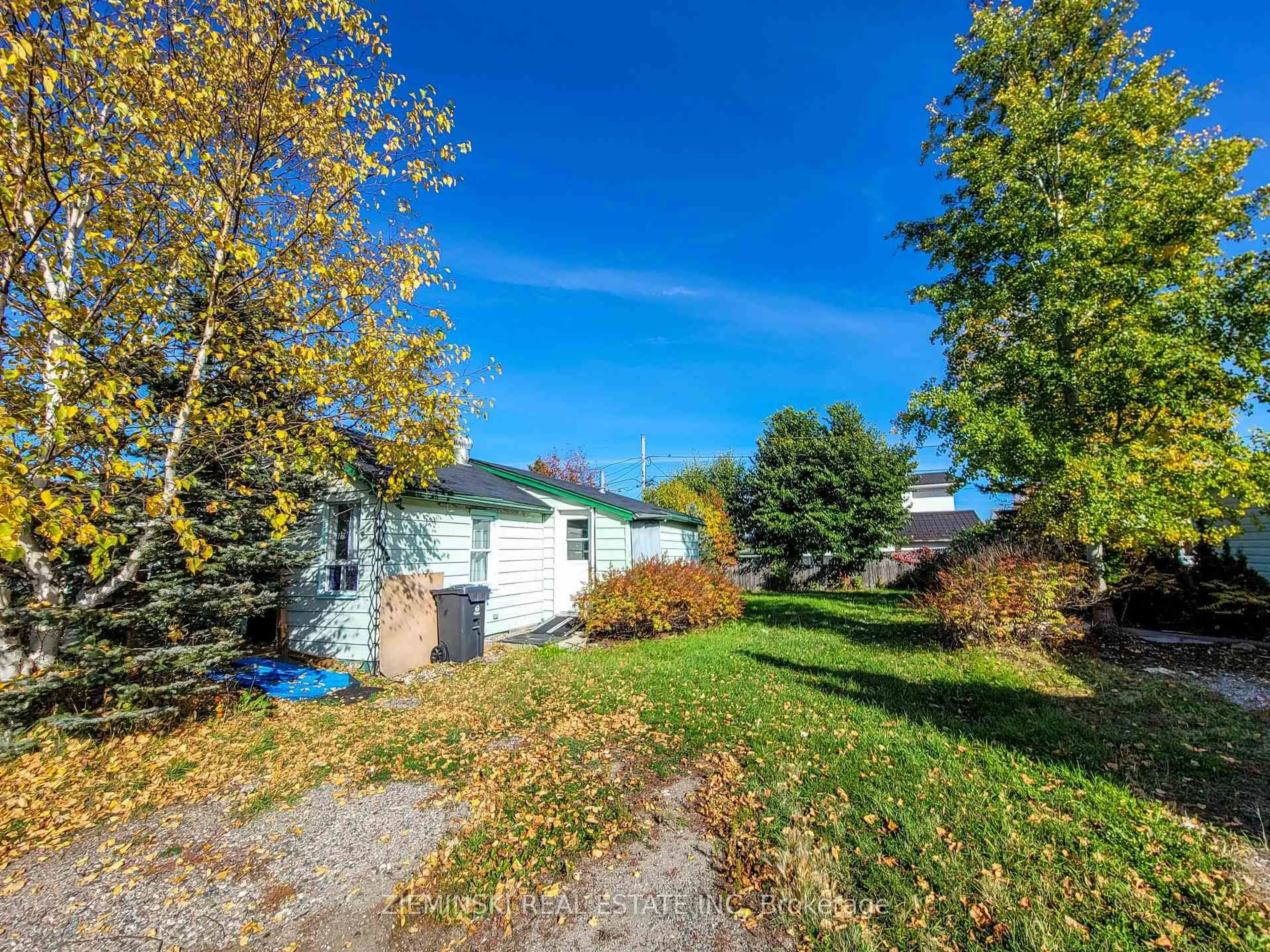 A pic from outside/outdoor area/front of a property/back of a property/a pic from drone, street for 638 Cedar Ave, Iroquois Falls Ontario P0K 1G0