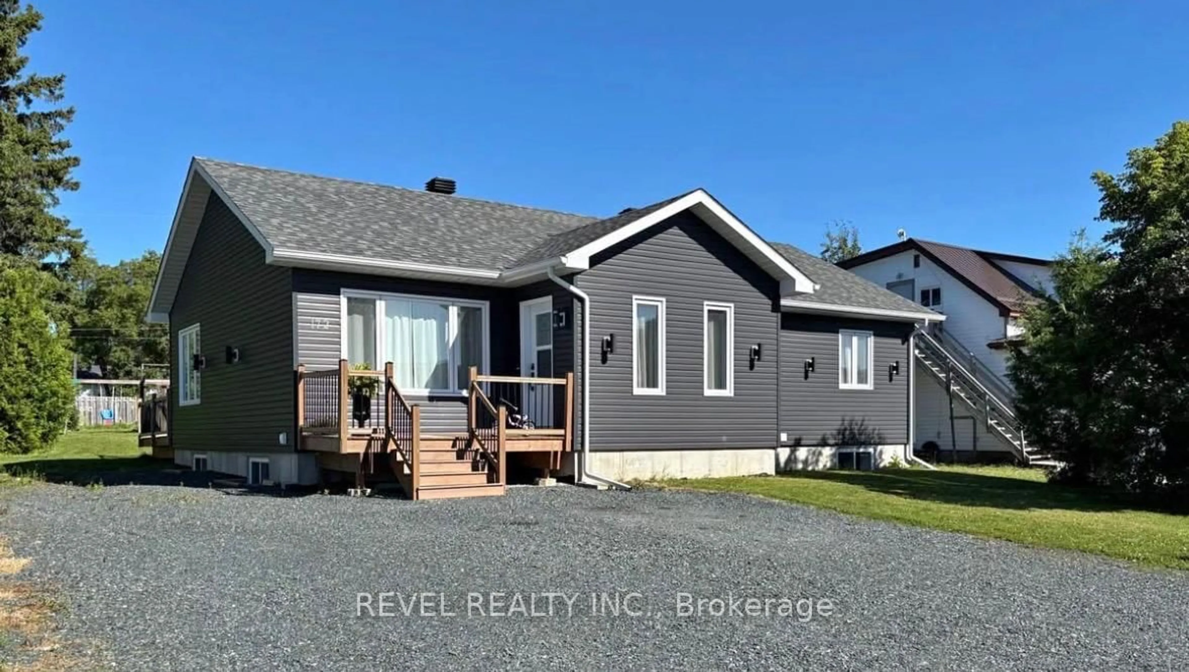 Home with vinyl exterior material, street for 172 Thirteenth Ave, Cochrane Ontario P0L 1C0