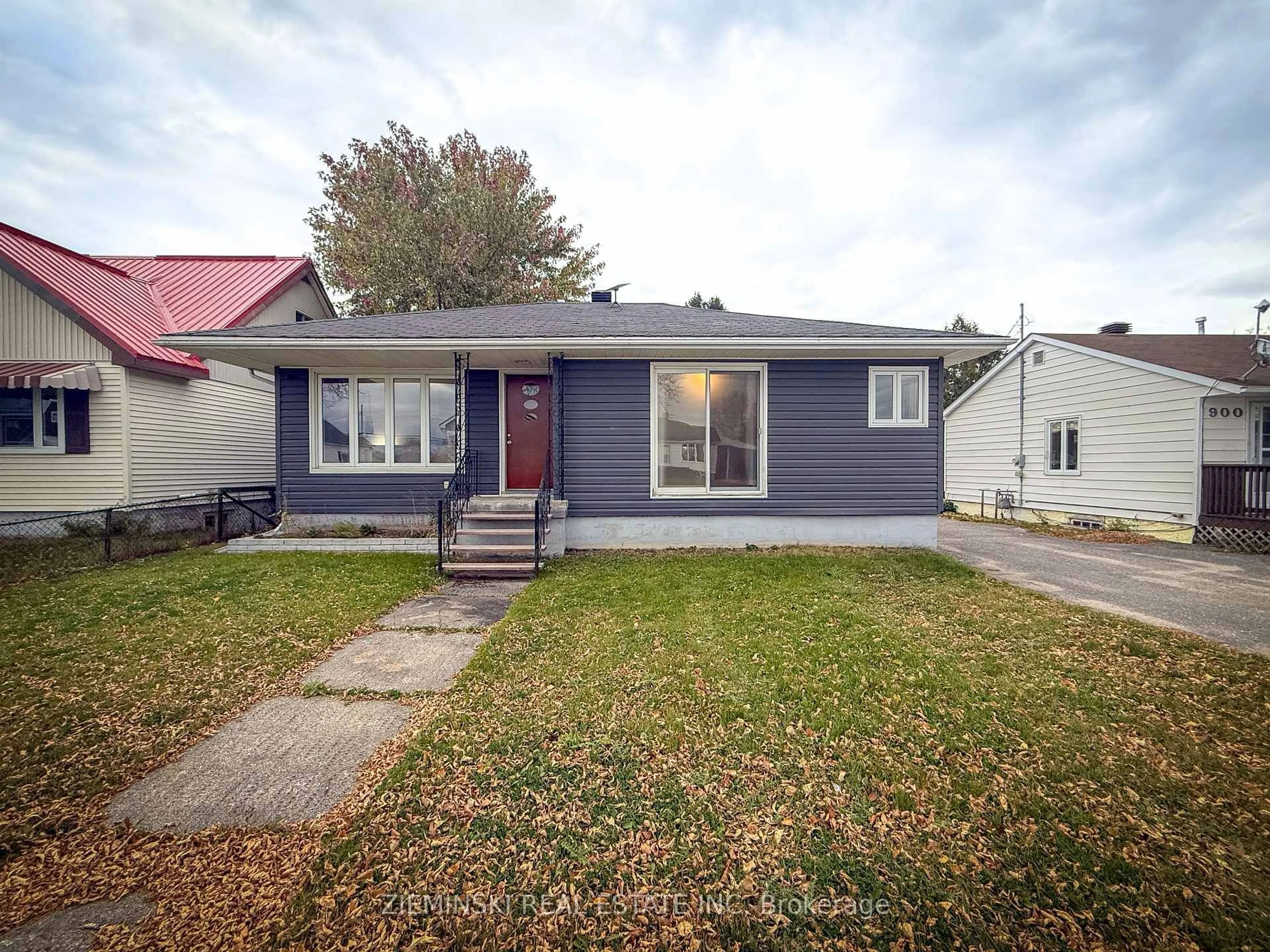 Home with vinyl exterior material, street for 910 Victoria Rd, Iroquois Falls Ontario P0K 1G0