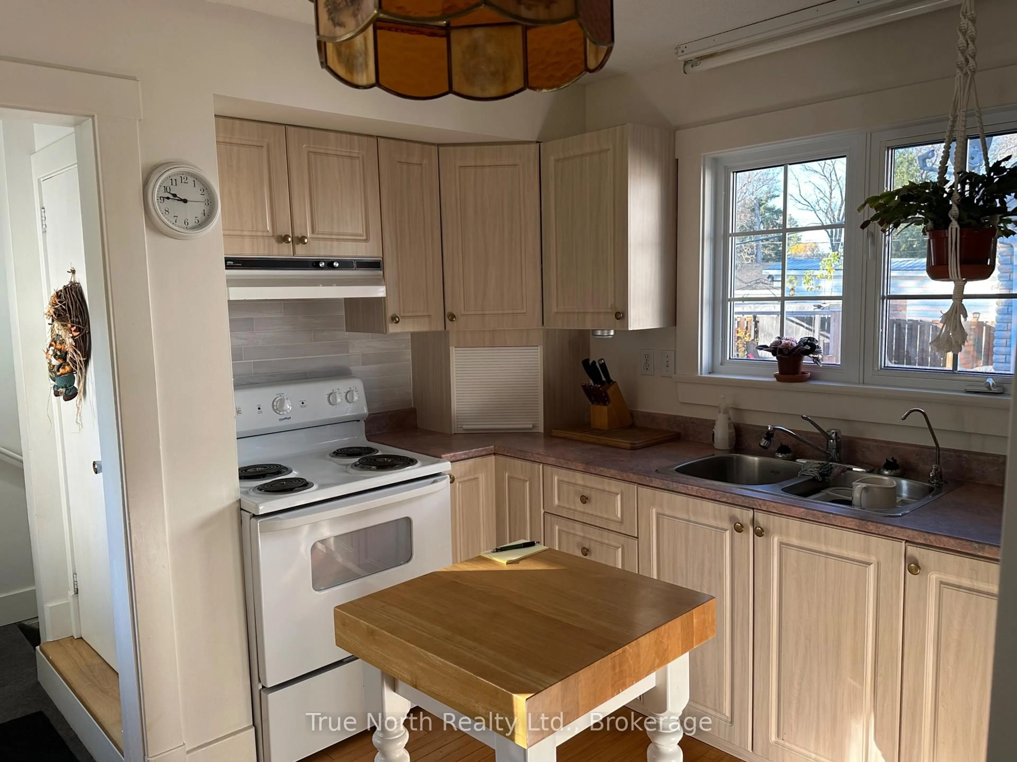 Standard kitchen, unknown for 86 Devonshire St, Kapuskasing Ontario P5N 1C6