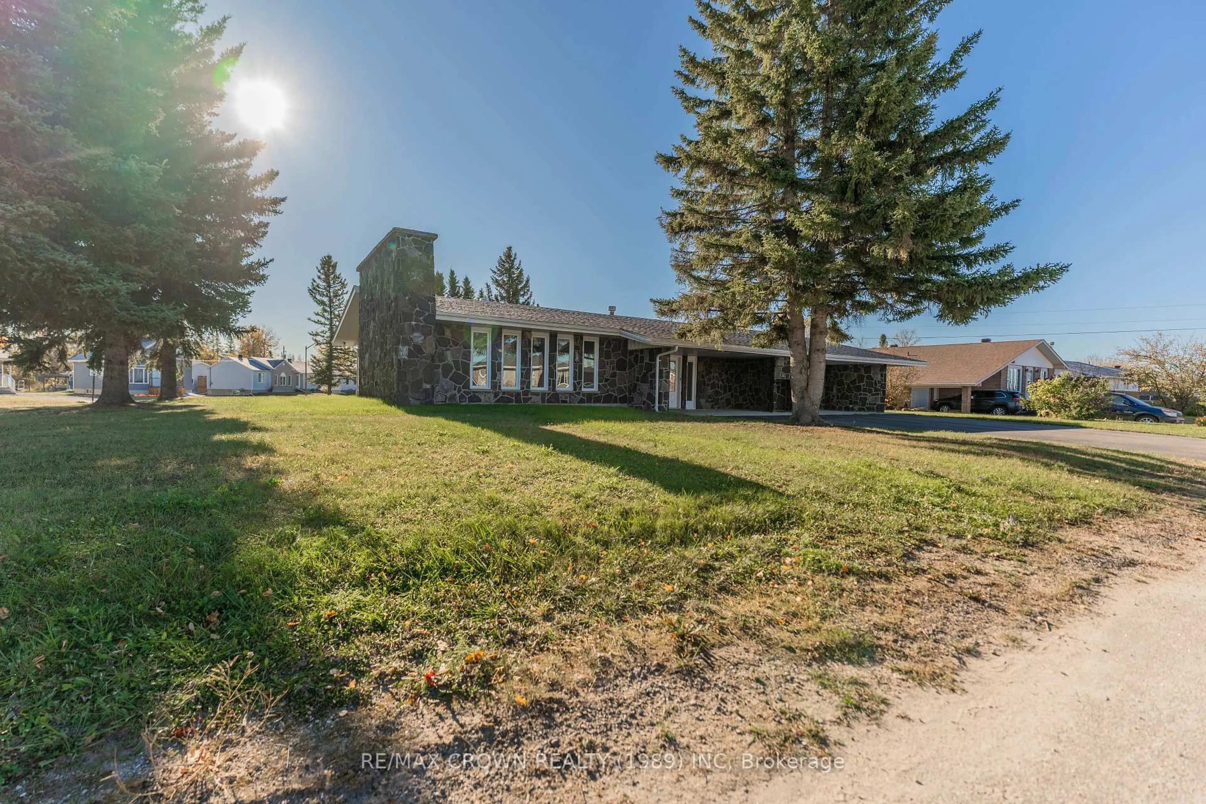 A pic from outside/outdoor area/front of a property/back of a property/a pic from drone, unknown for 49 Hazel St, Kapuskasing Ontario P5N 2Z7