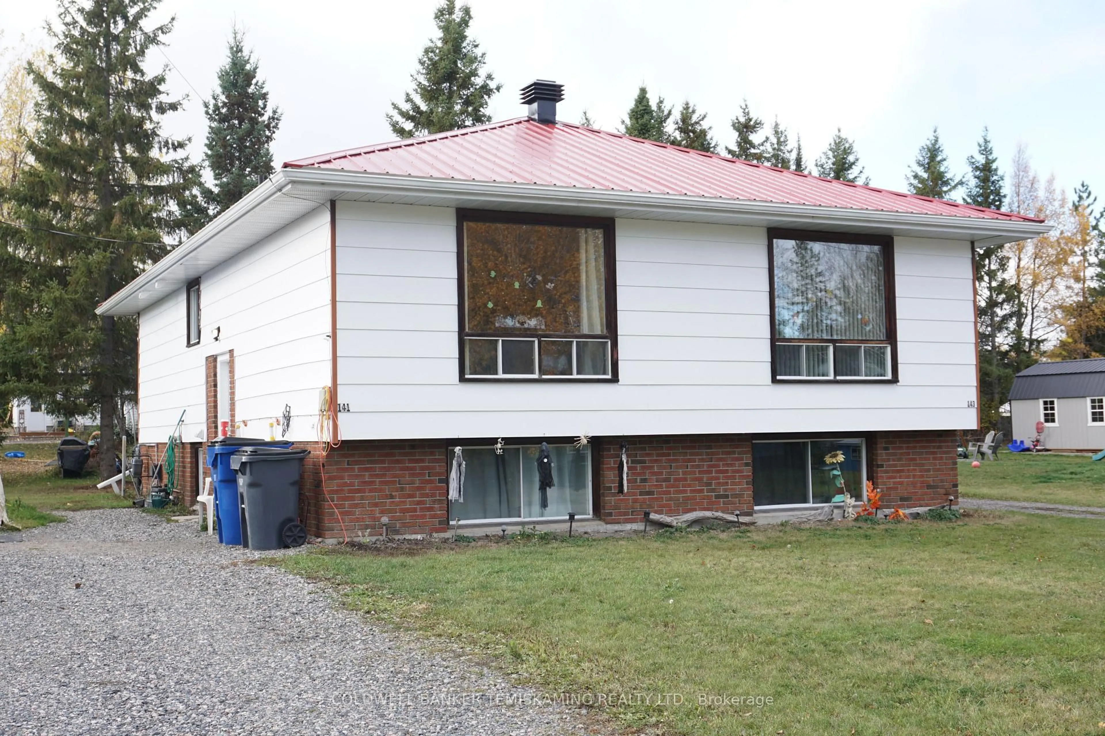 Home with vinyl exterior material, building for 141-143 Station St, Temiskaming Shores Ontario P0J 1R0