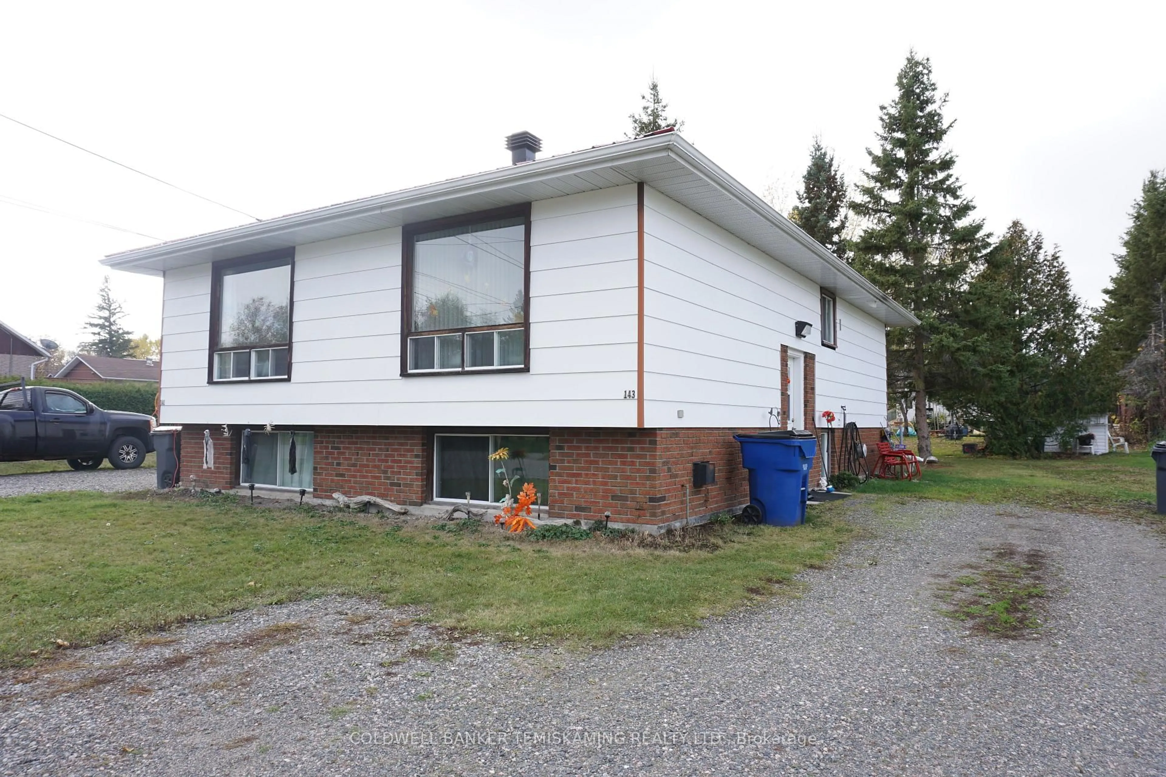 Home with vinyl exterior material, building for 141-143 Station St, Temiskaming Shores Ontario P0J 1R0
