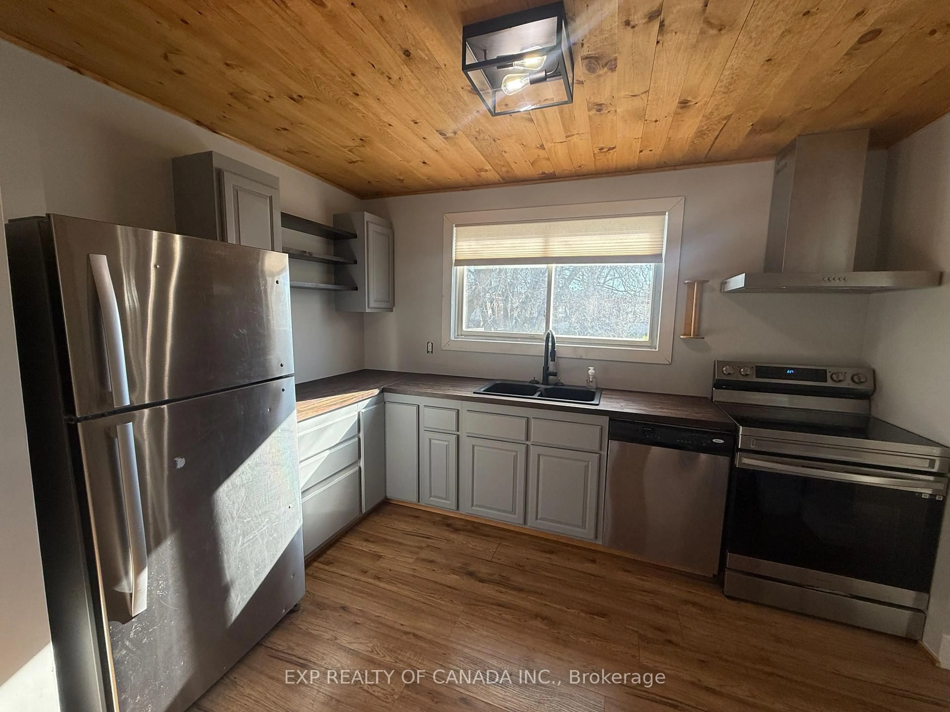 Standard kitchen, wood/laminate floor for 424 Louise Ave, Timmins Ontario P4N 7Y6