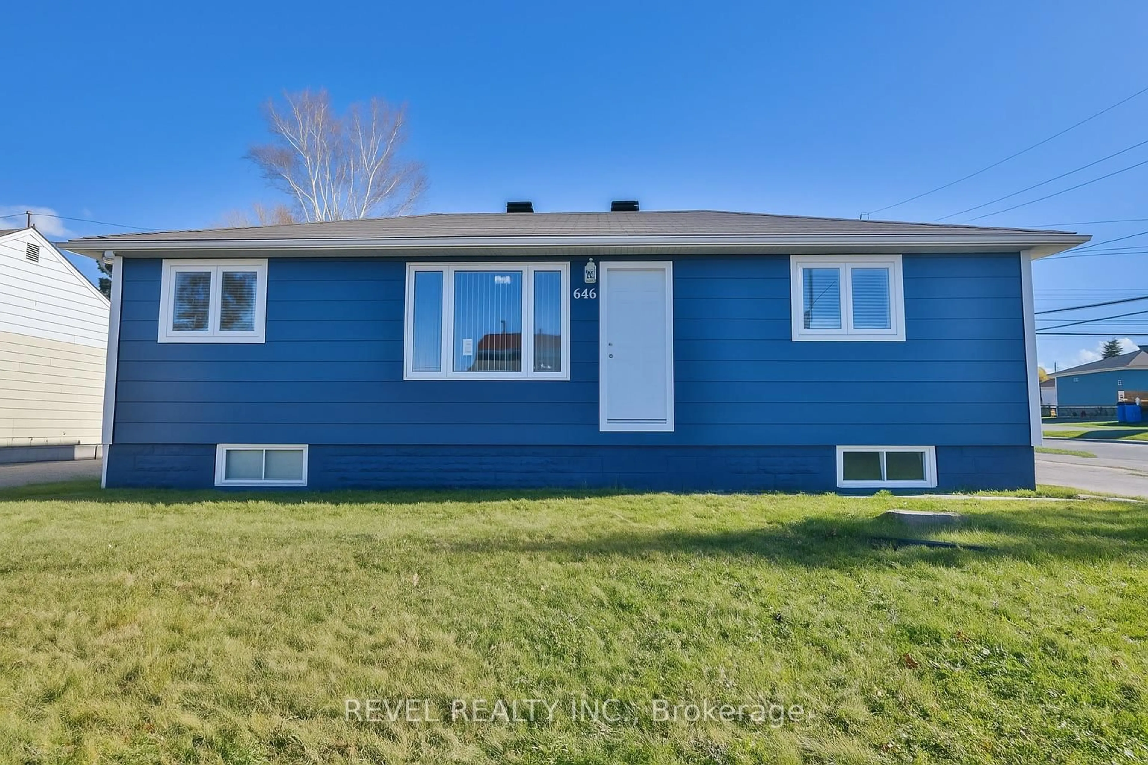 Home with vinyl exterior material, street for 646 College St, Timmins Ontario P4N 5J8