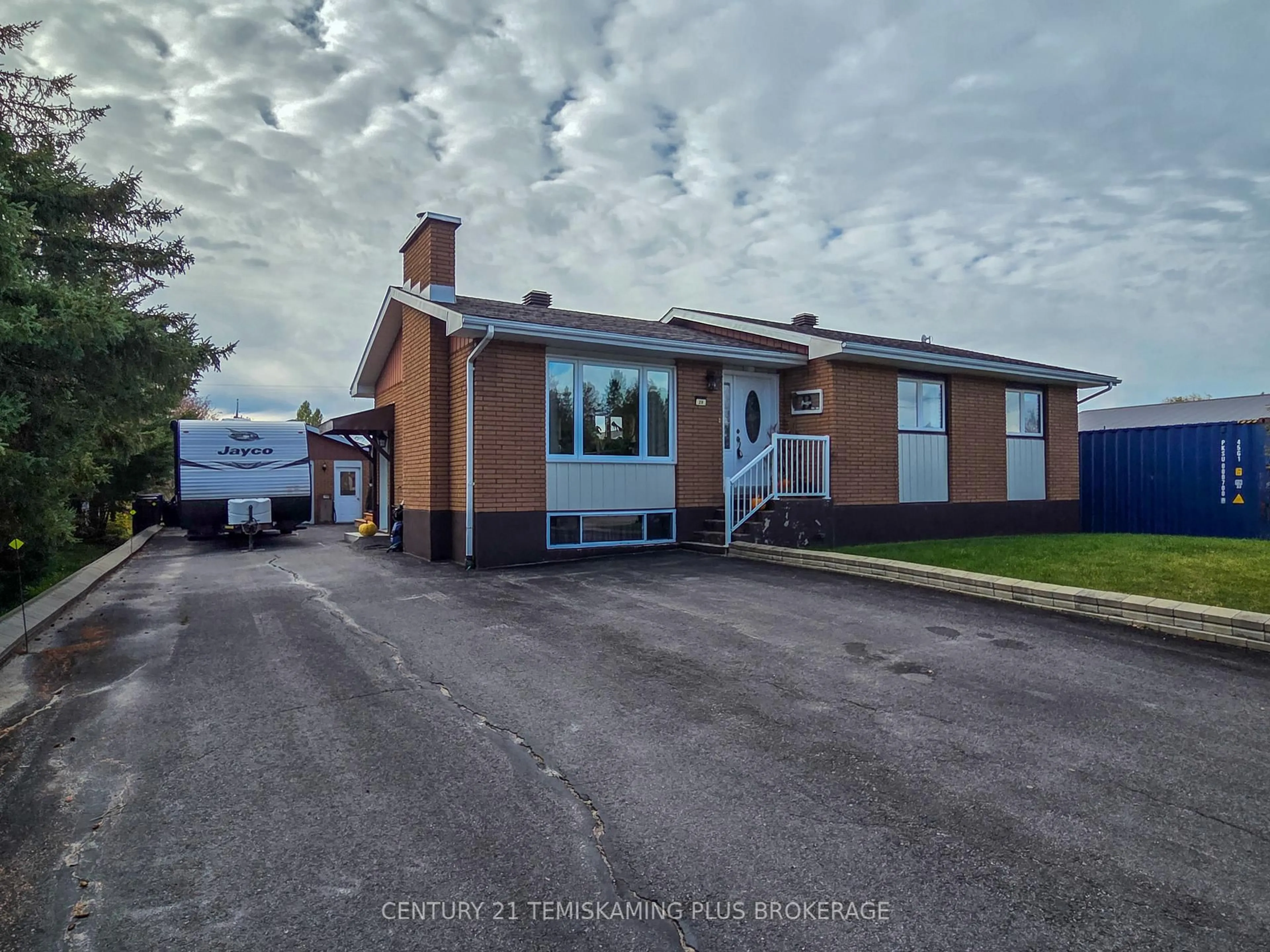 A pic from outside/outdoor area/front of a property/back of a property/a pic from drone, street for 29 Eleventh St, Armstrong Ontario P0J 1E0