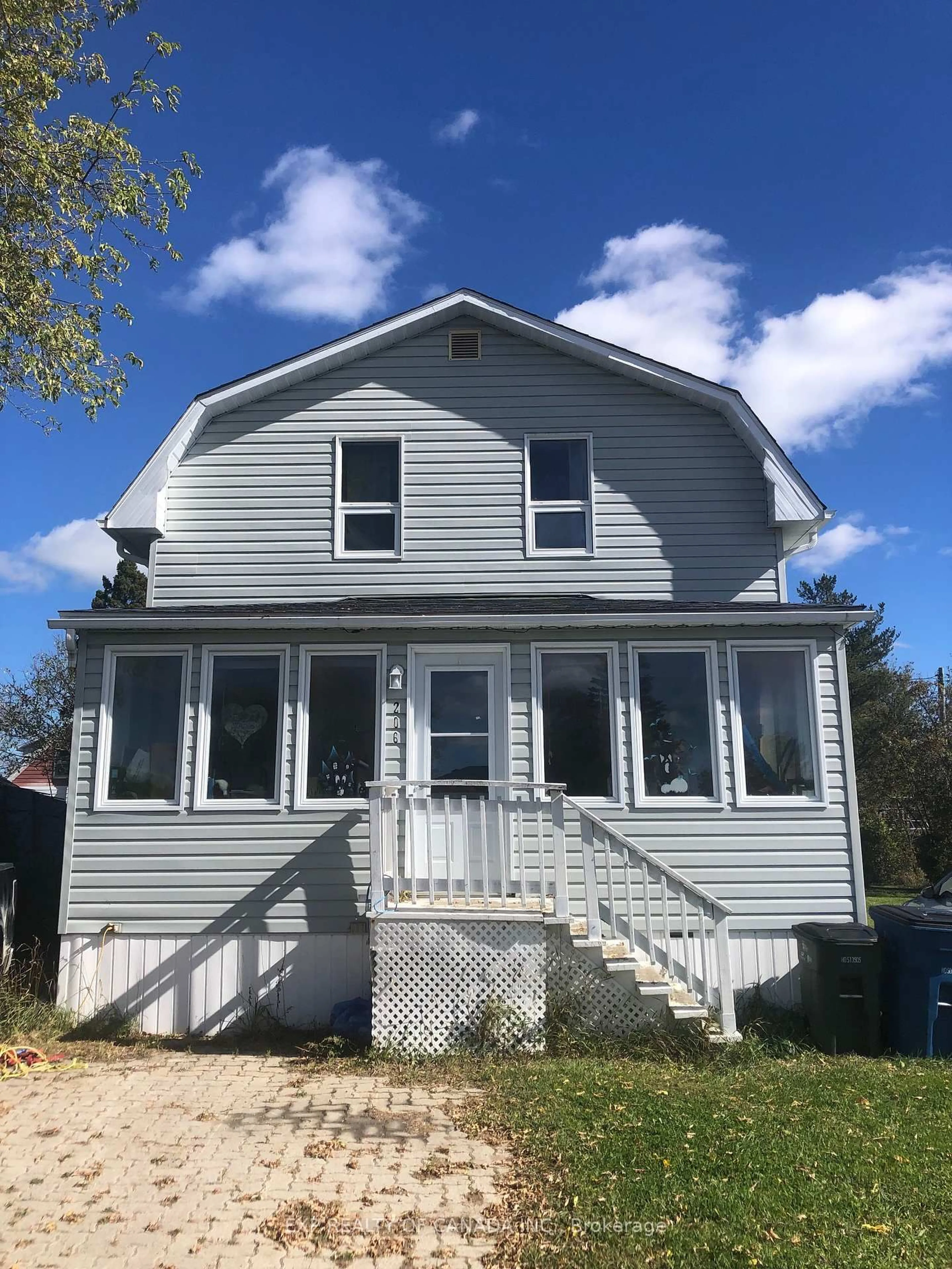 Home with vinyl exterior material, building for 206 Eleventh Ave, Cochrane Ontario P0L 1C0