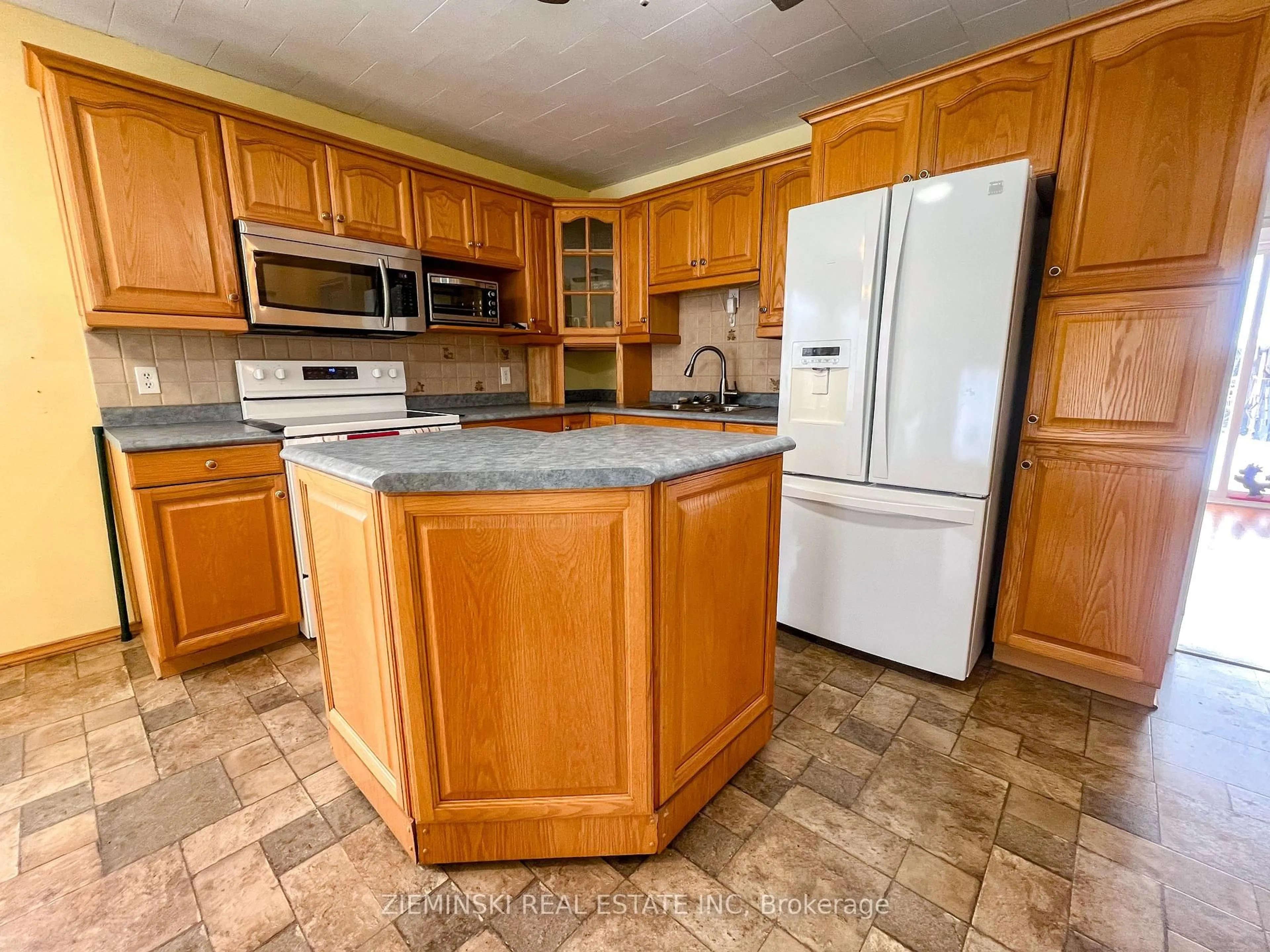Standard kitchen, ceramic/tile floor for 1119 Oil Tank Rd, Iroquois Falls Ontario P0K 1G0