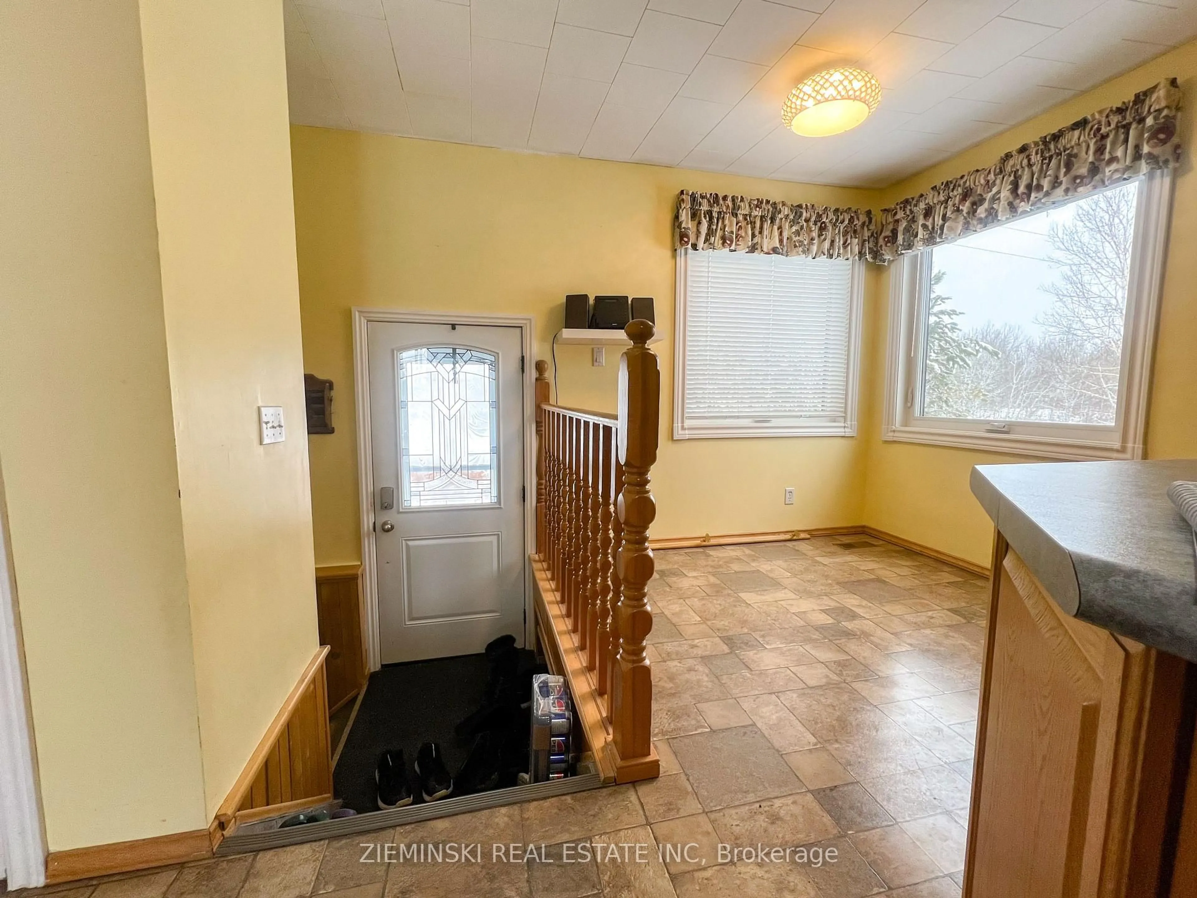 Indoor entryway for 1119 Oil Tank Rd, Iroquois Falls Ontario P0K 1G0