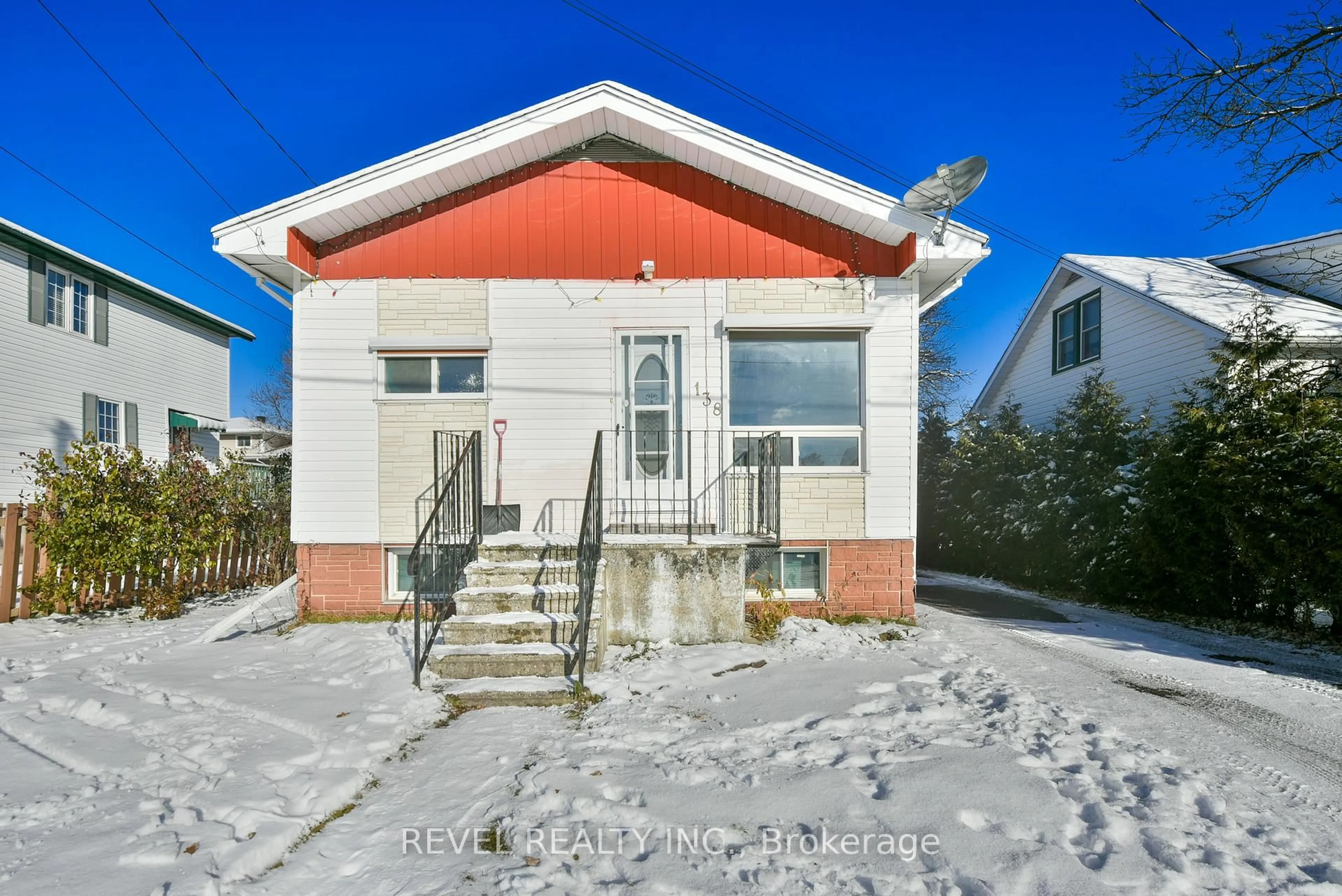 Home with vinyl exterior material, street for 138 Bloor Ave, Timmins Ontario P0N 1H0