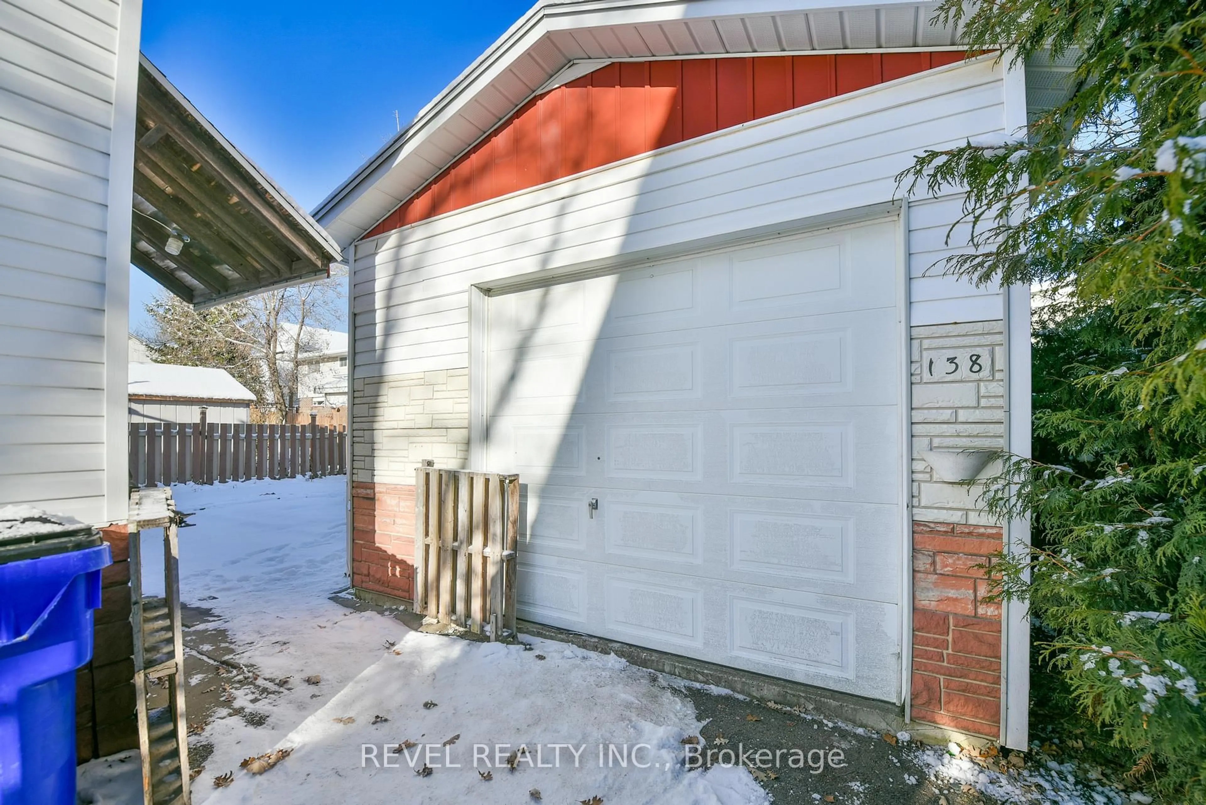 Indoor garage for 138 Bloor Ave, Timmins Ontario P0N 1H0