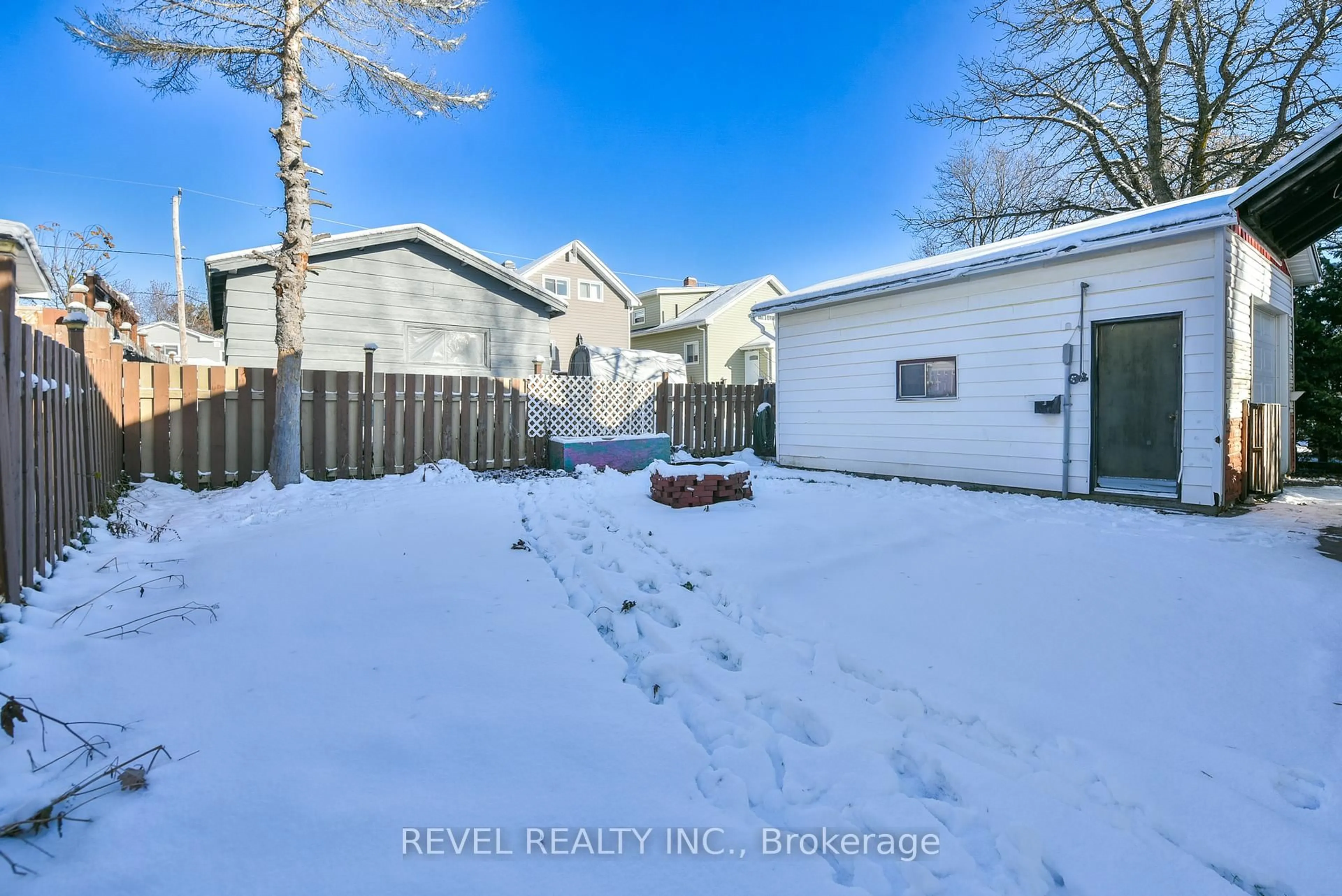 A pic from outside/outdoor area/front of a property/back of a property/a pic from drone, street for 138 Bloor Ave, Timmins Ontario P0N 1H0