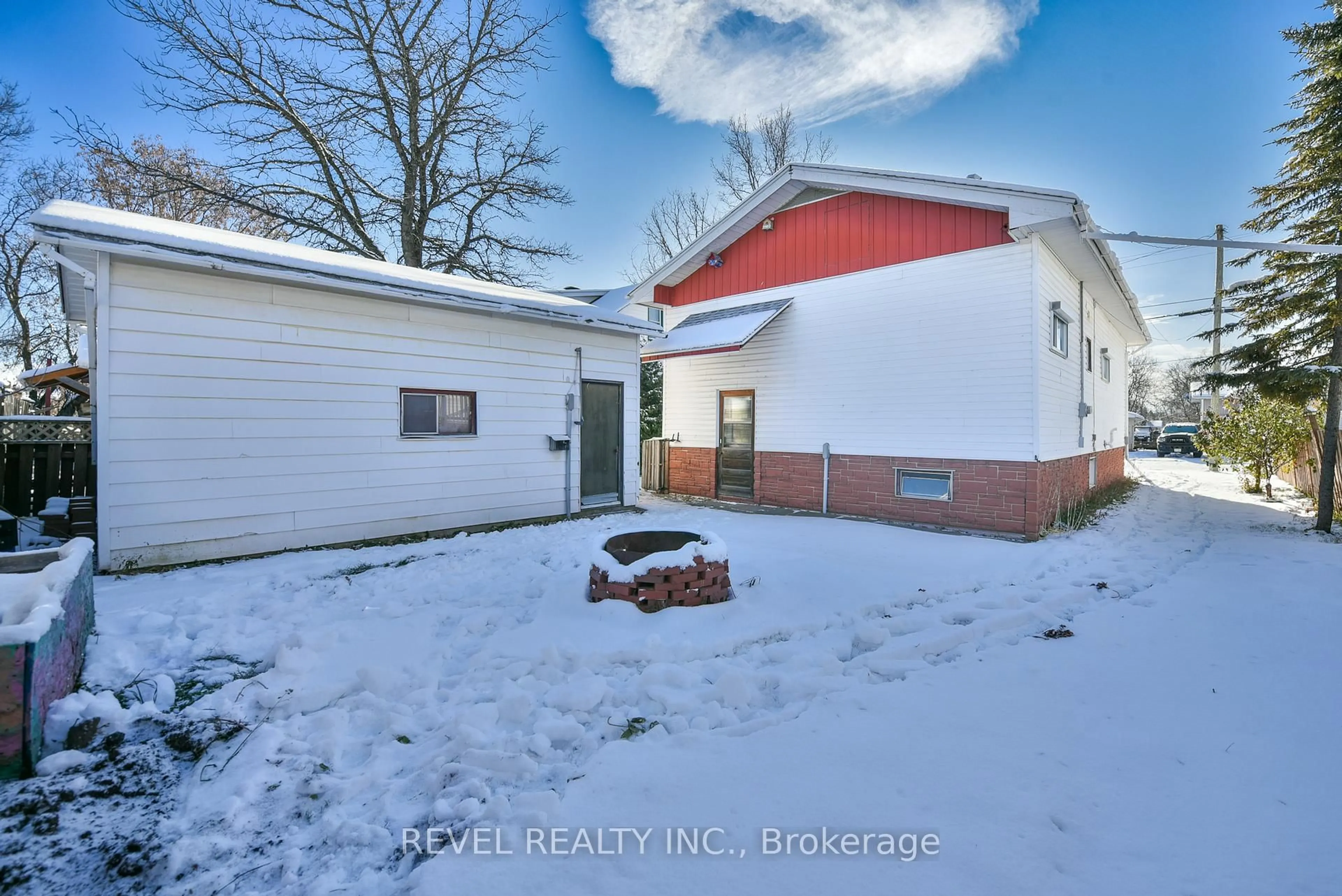 A pic from outside/outdoor area/front of a property/back of a property/a pic from drone, building for 138 Bloor Ave, Timmins Ontario P0N 1H0