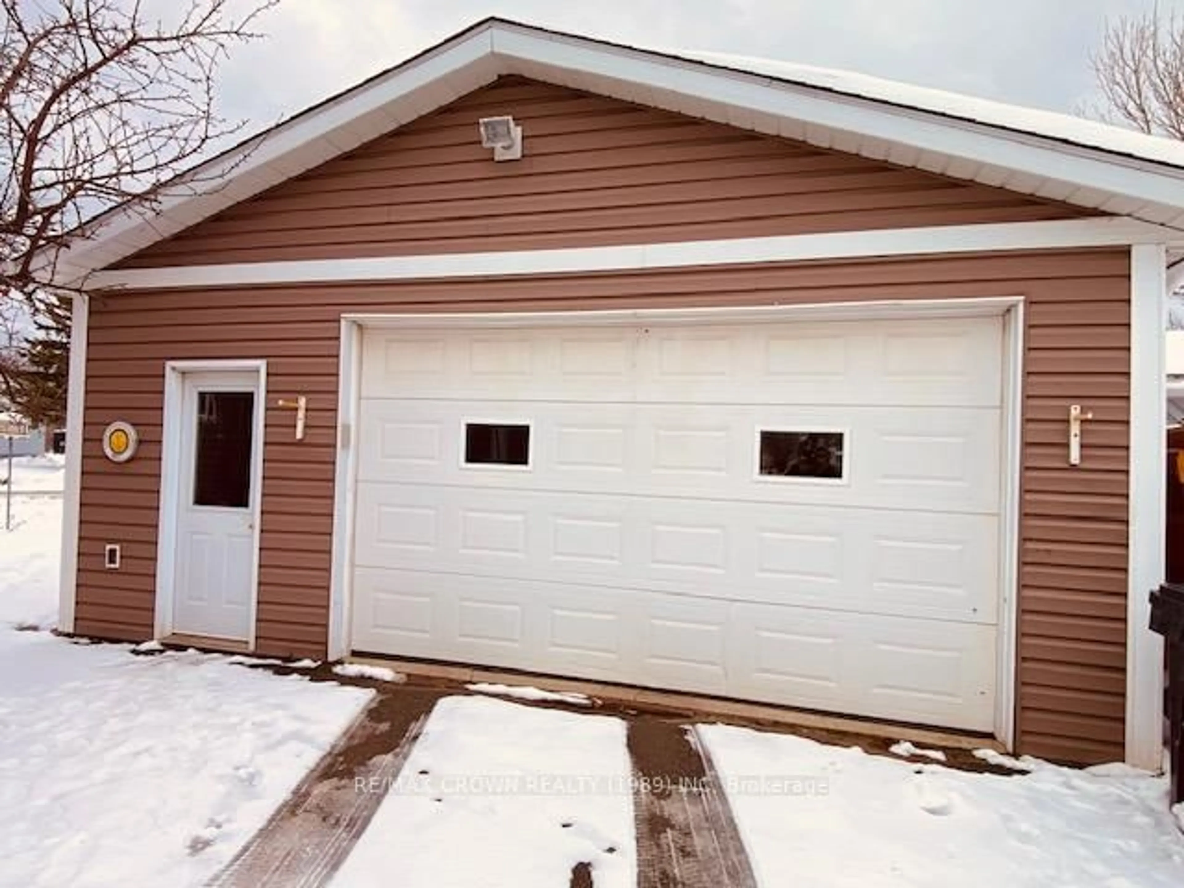 Indoor garage for 7 De L'etang Blvd, Kapuskasing Ontario P5N 2M4