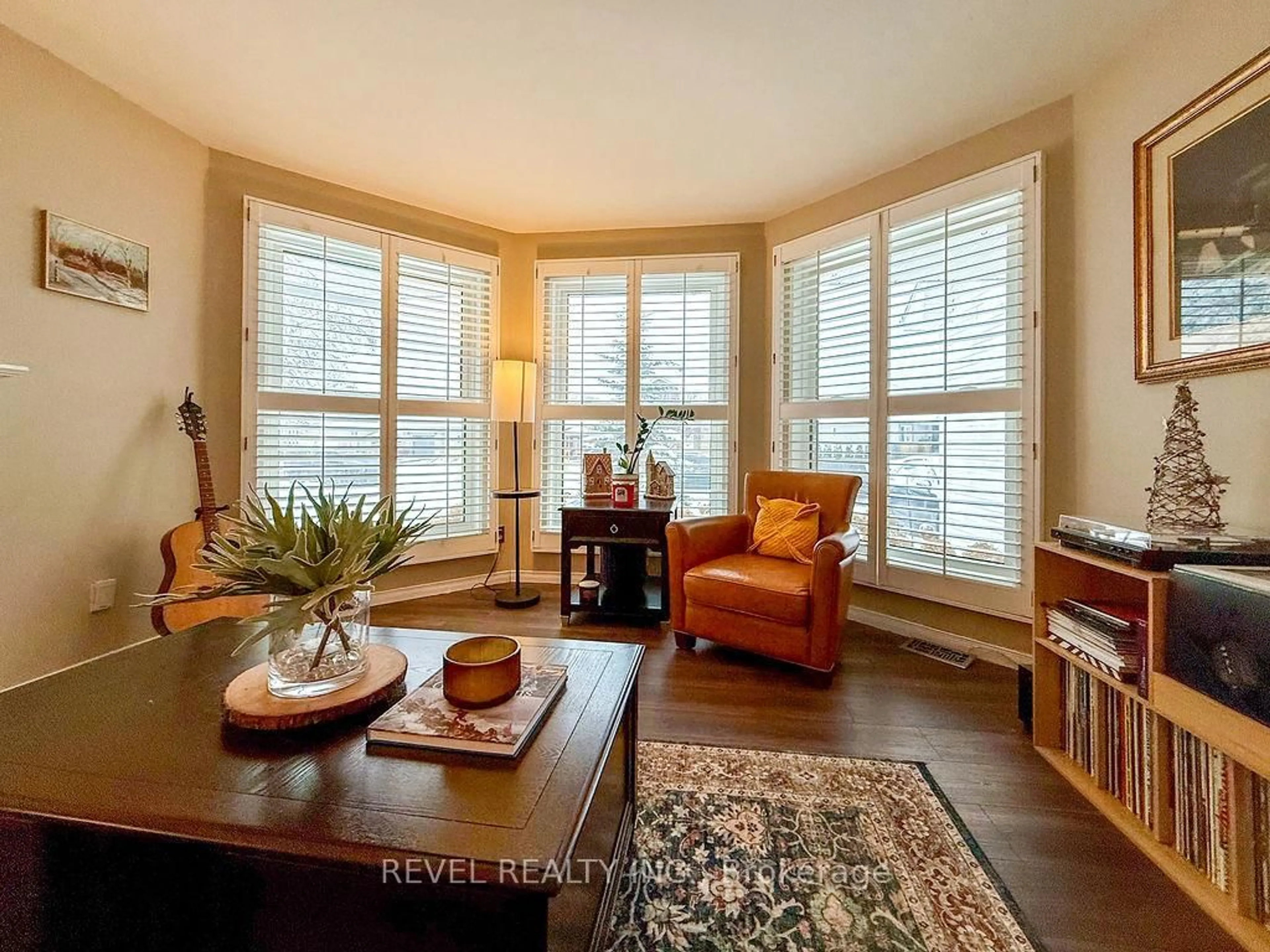 Living room with furniture, wood/laminate floor for 104 Mascioli Blvd, Timmins Ontario P4P 1H5