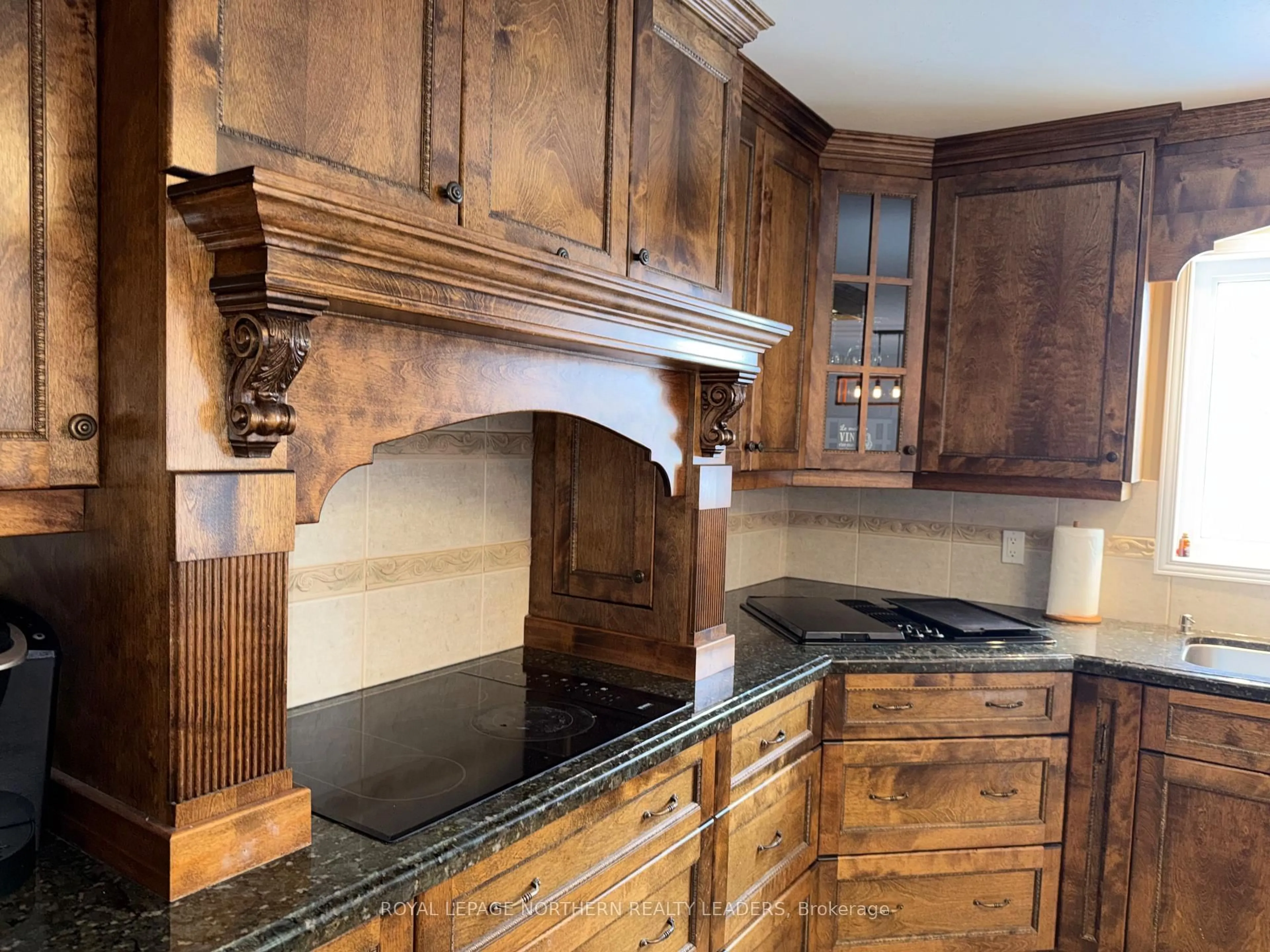 Rustic kitchen, wood/laminate floor for 2008 Connaught Rd, Timmins Ontario P0N 1H0