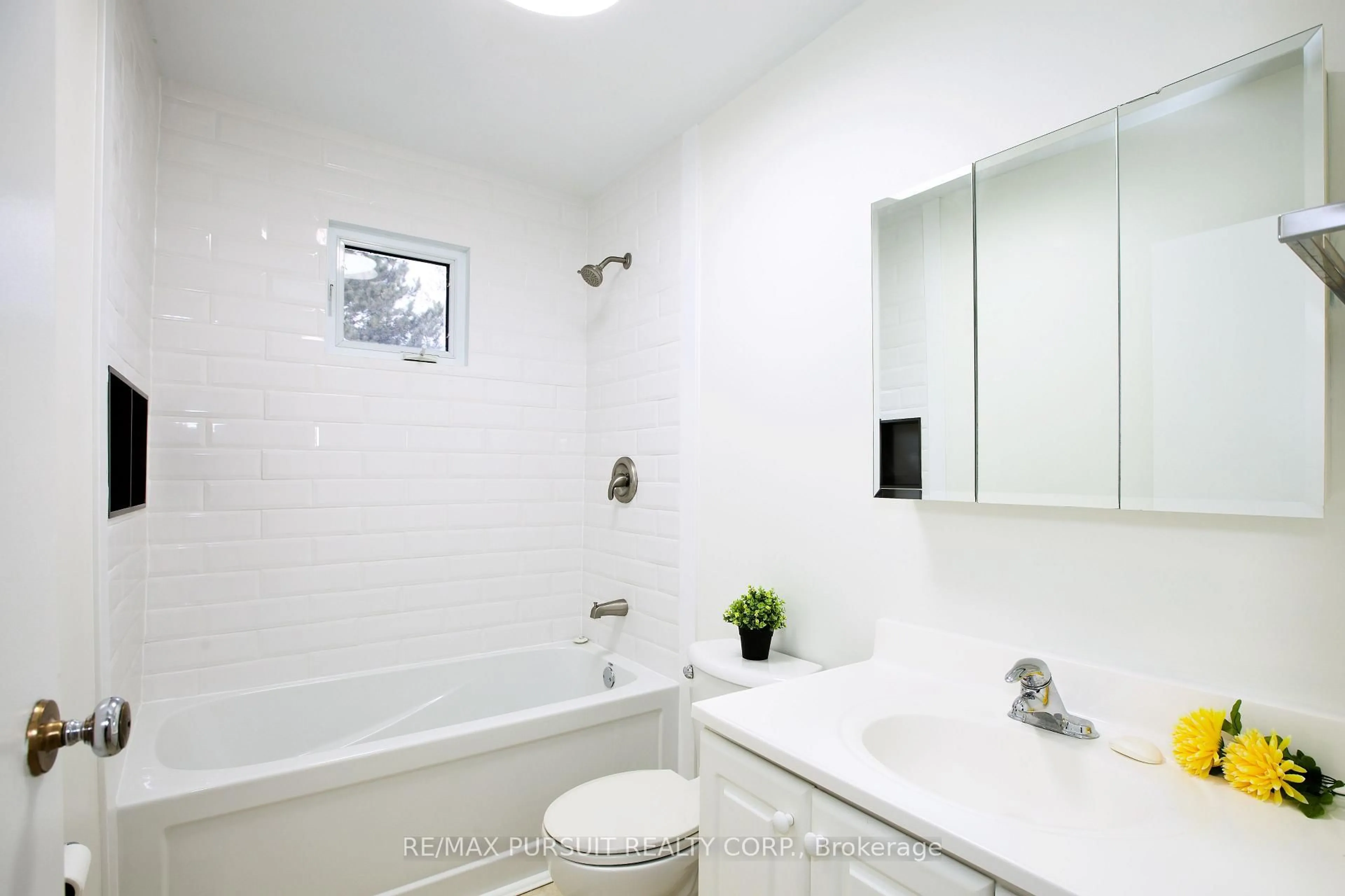 Standard bathroom, ceramic/tile floor for 409 Mccamus Ave, Temiskaming Shores Ontario P0J 1P0