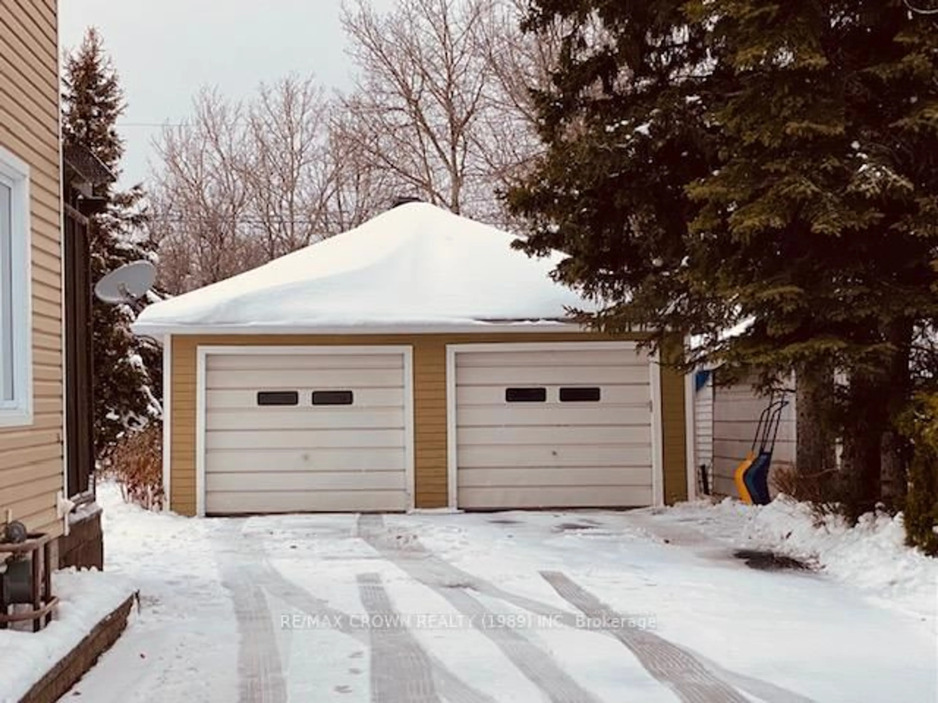 Indoor garage for 64 Byng Ave, Kapuskasing Ontario P5N 1W8